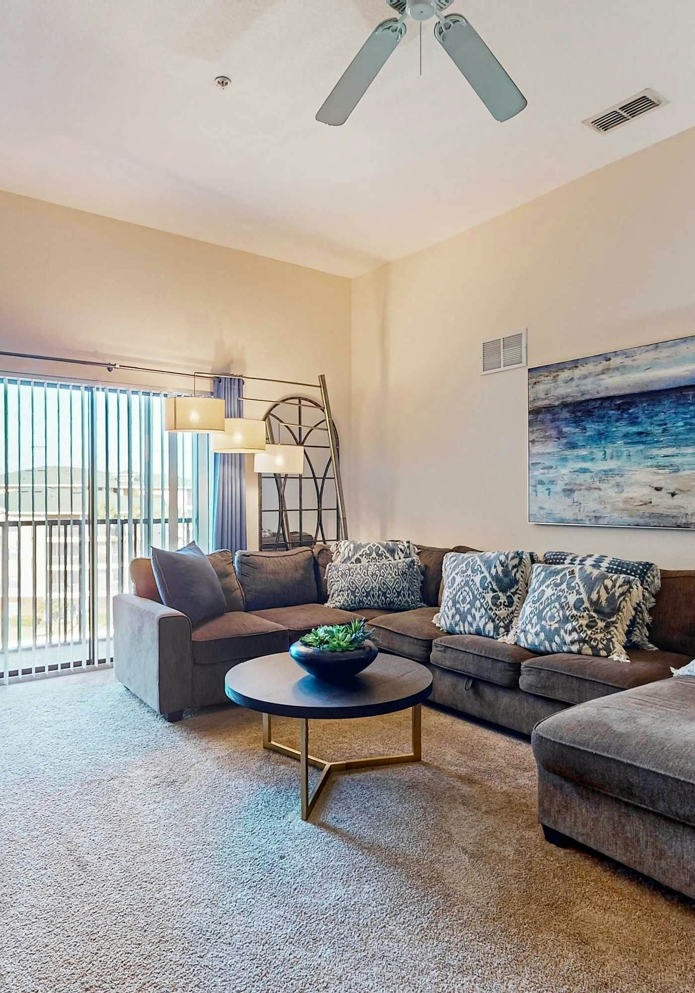 5th floor condo w/ sauna, hot tub, shared pools, gym, balcony, near theme parks