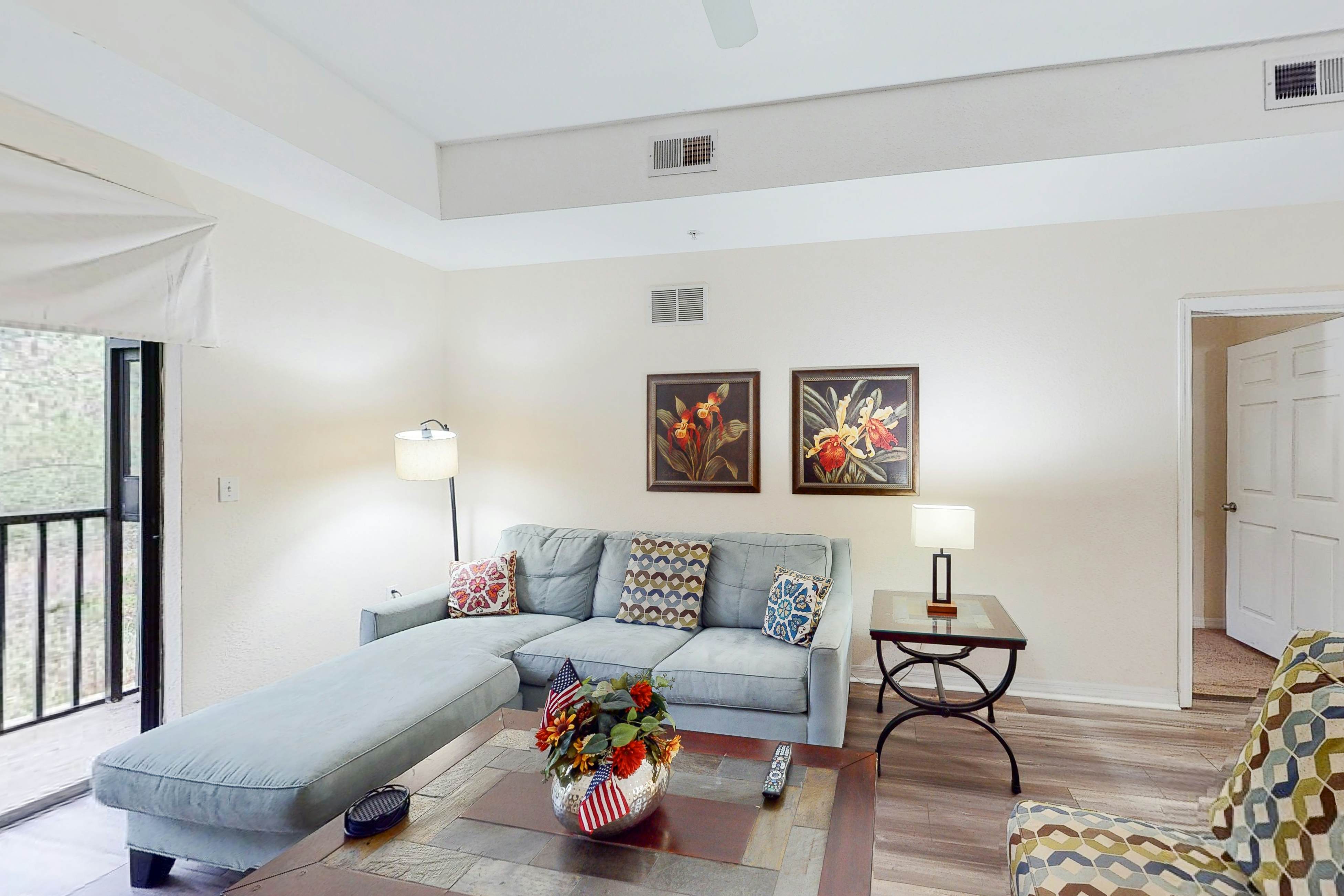 2nd floor condo w/ hot tub, balcony, gym, sauna, pools, near theme parks