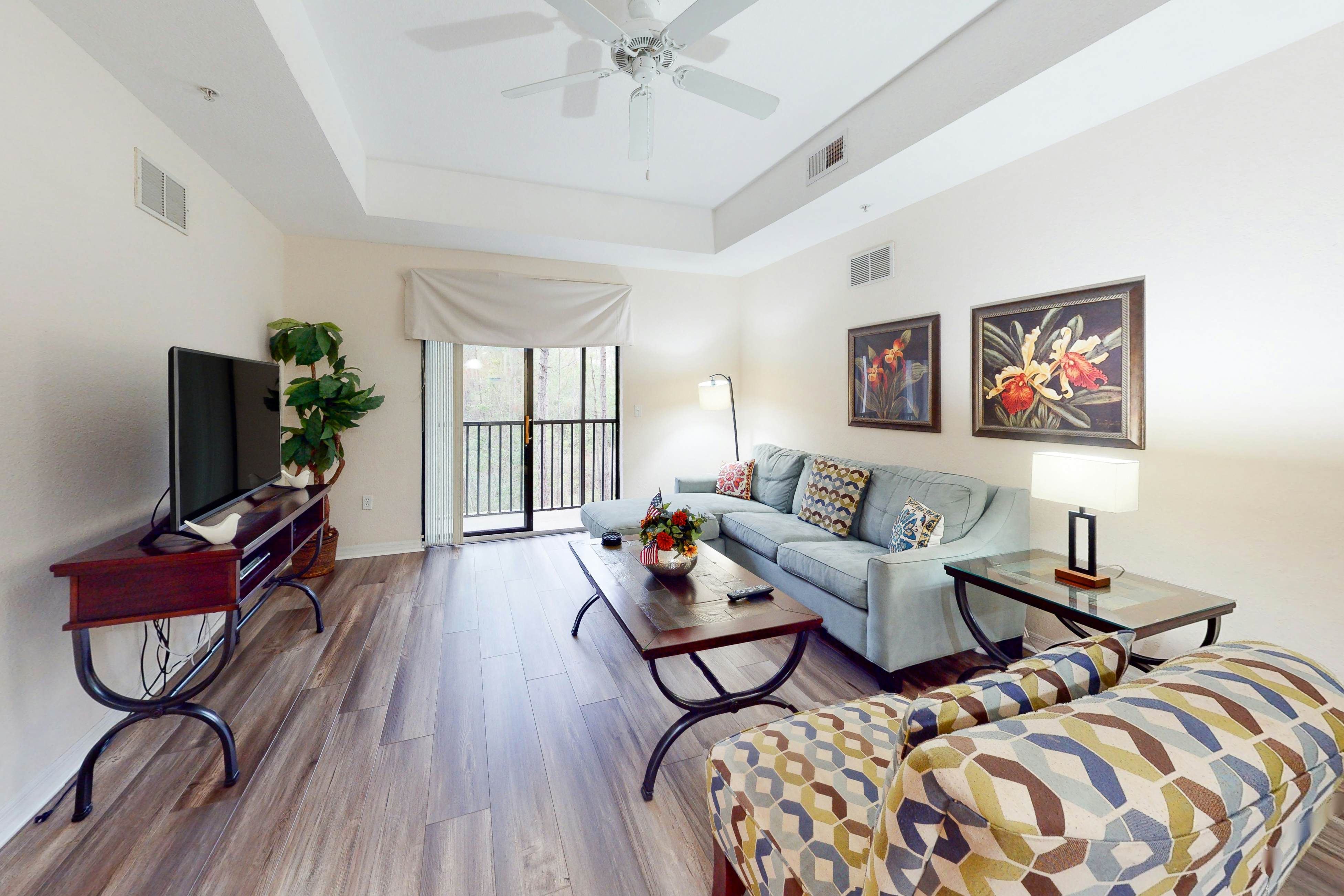 2nd floor condo w/ hot tub, balcony, gym, sauna, pools, near theme parks