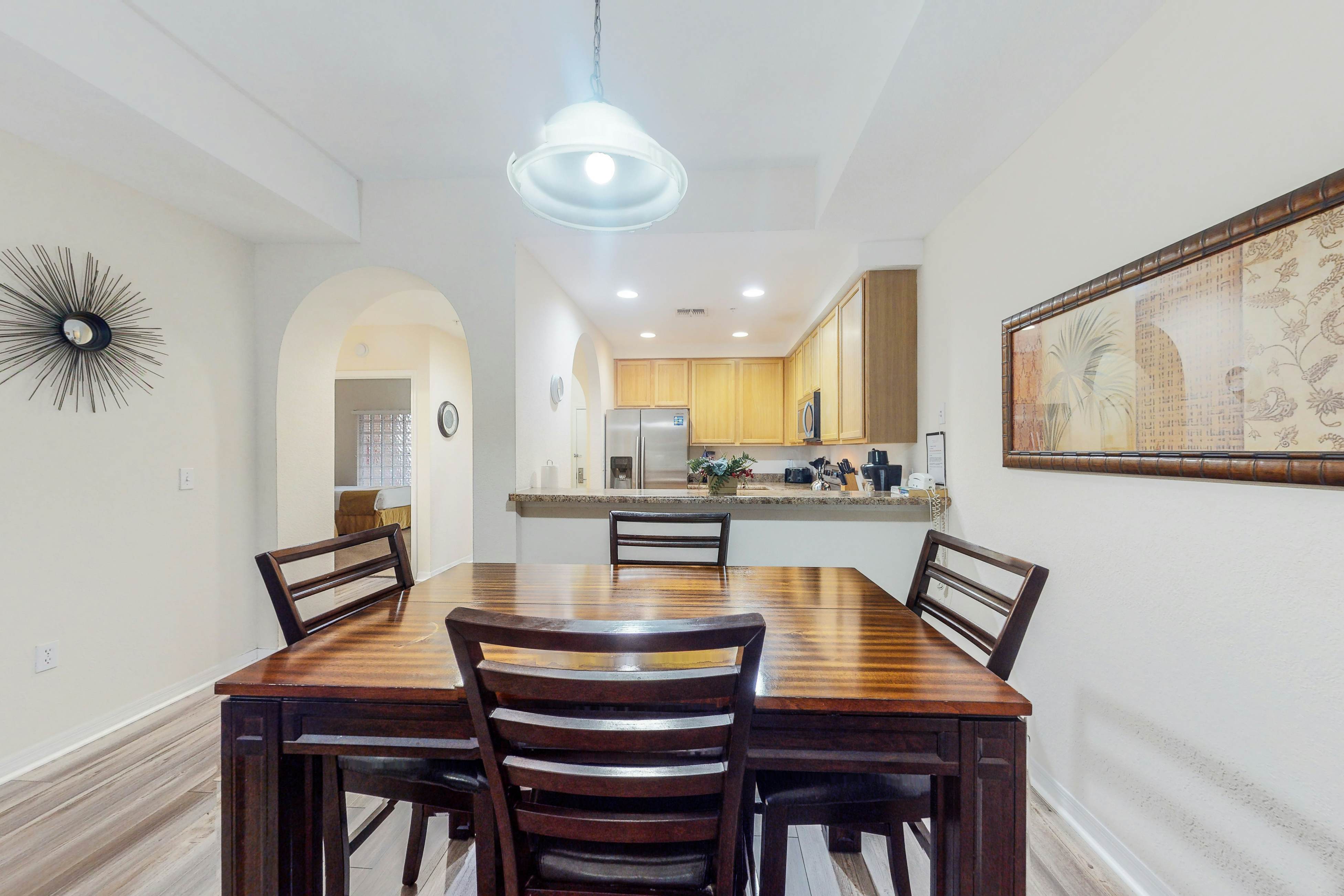 2nd floor condo w/ hot tub, balcony, gym, sauna, pools, near theme parks