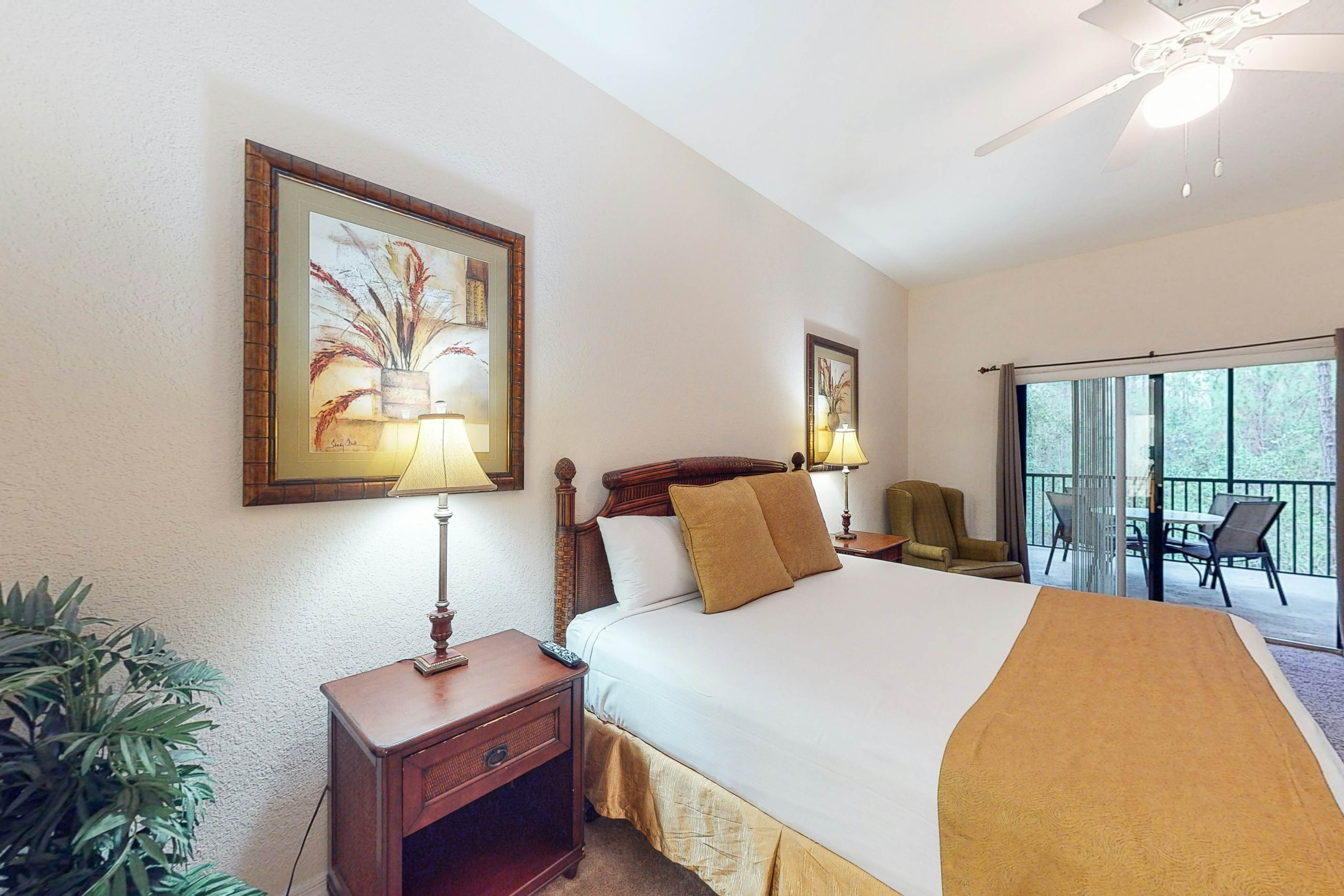 2nd floor condo w/ hot tub, balcony, gym, sauna, pools, near theme parks