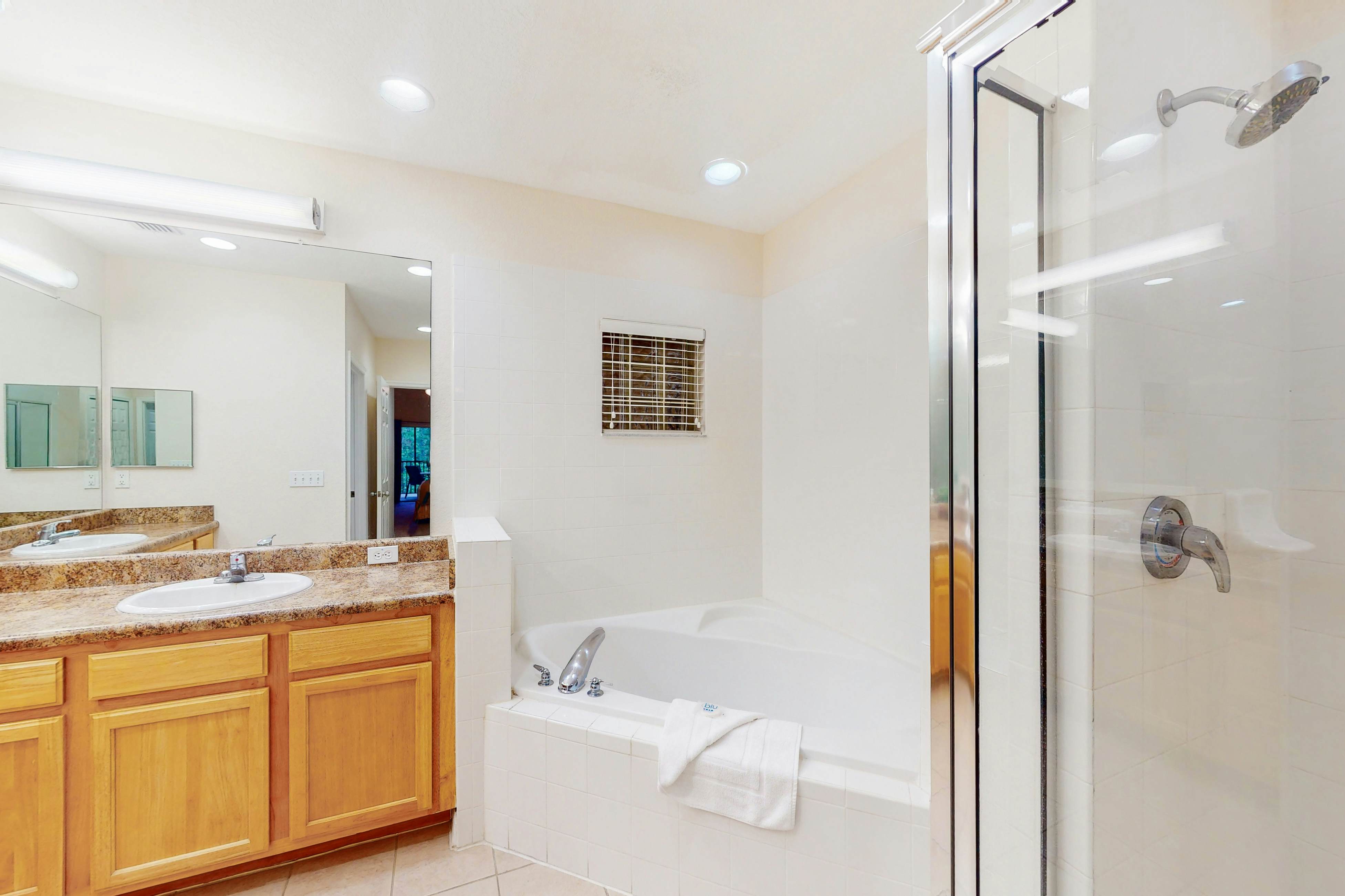 2nd floor condo w/ hot tub, balcony, gym, sauna, pools, near theme parks