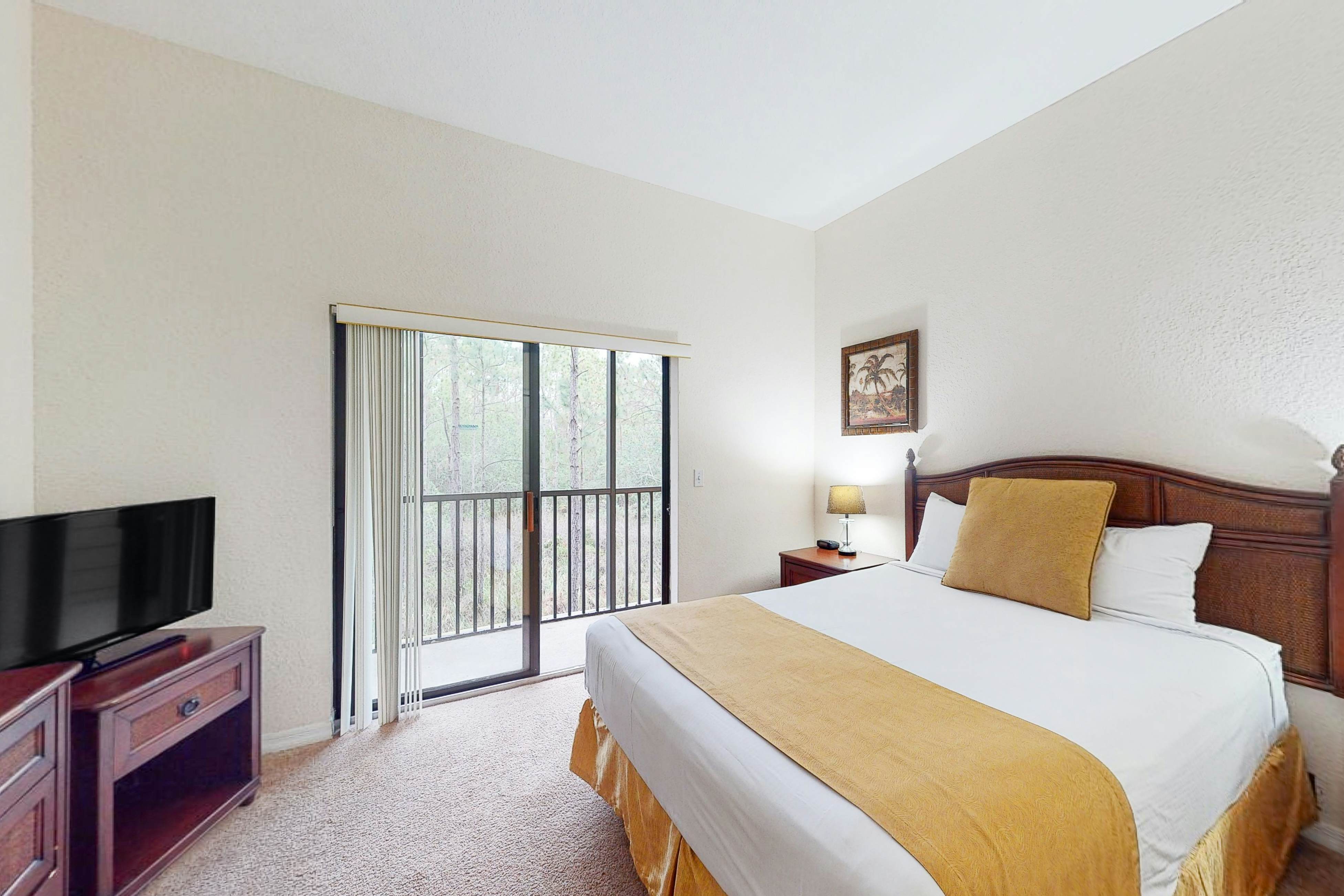 2nd floor condo w/ hot tub, balcony, gym, sauna, pools, near theme parks