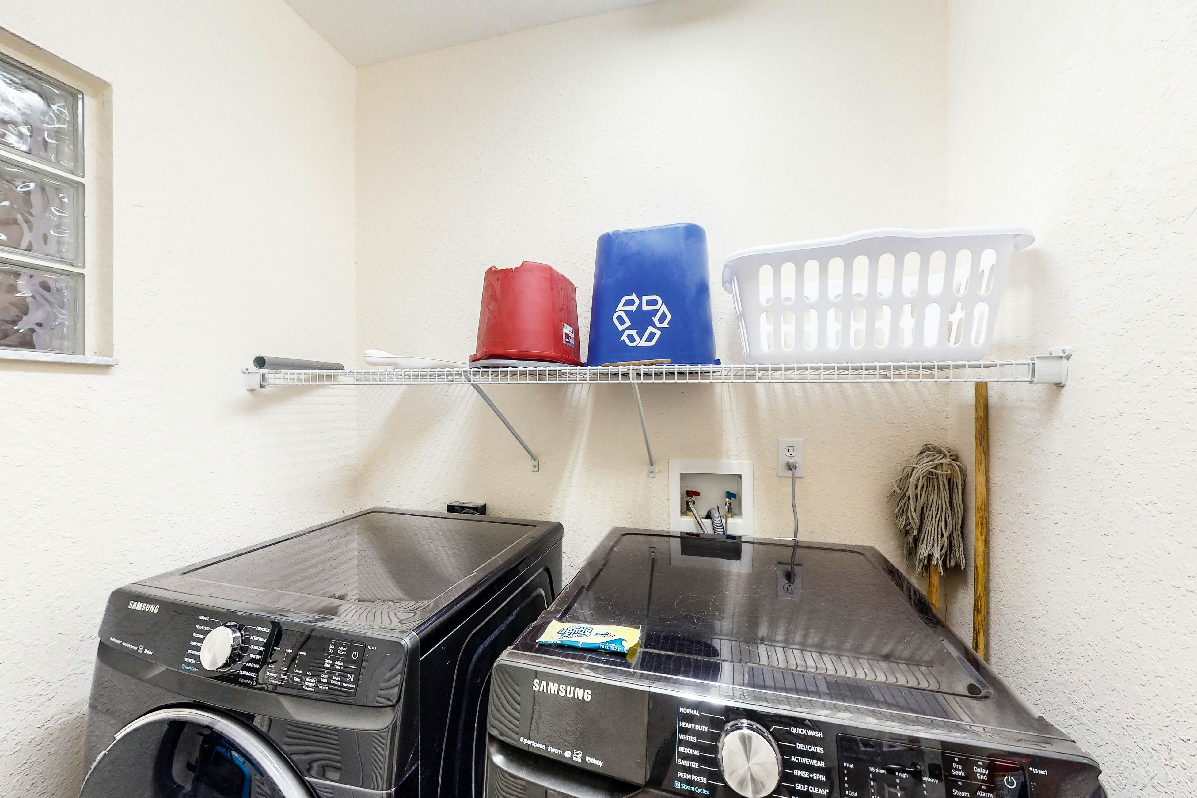 2nd floor condo w/ hot tub, balcony, gym, sauna, pools, near theme parks