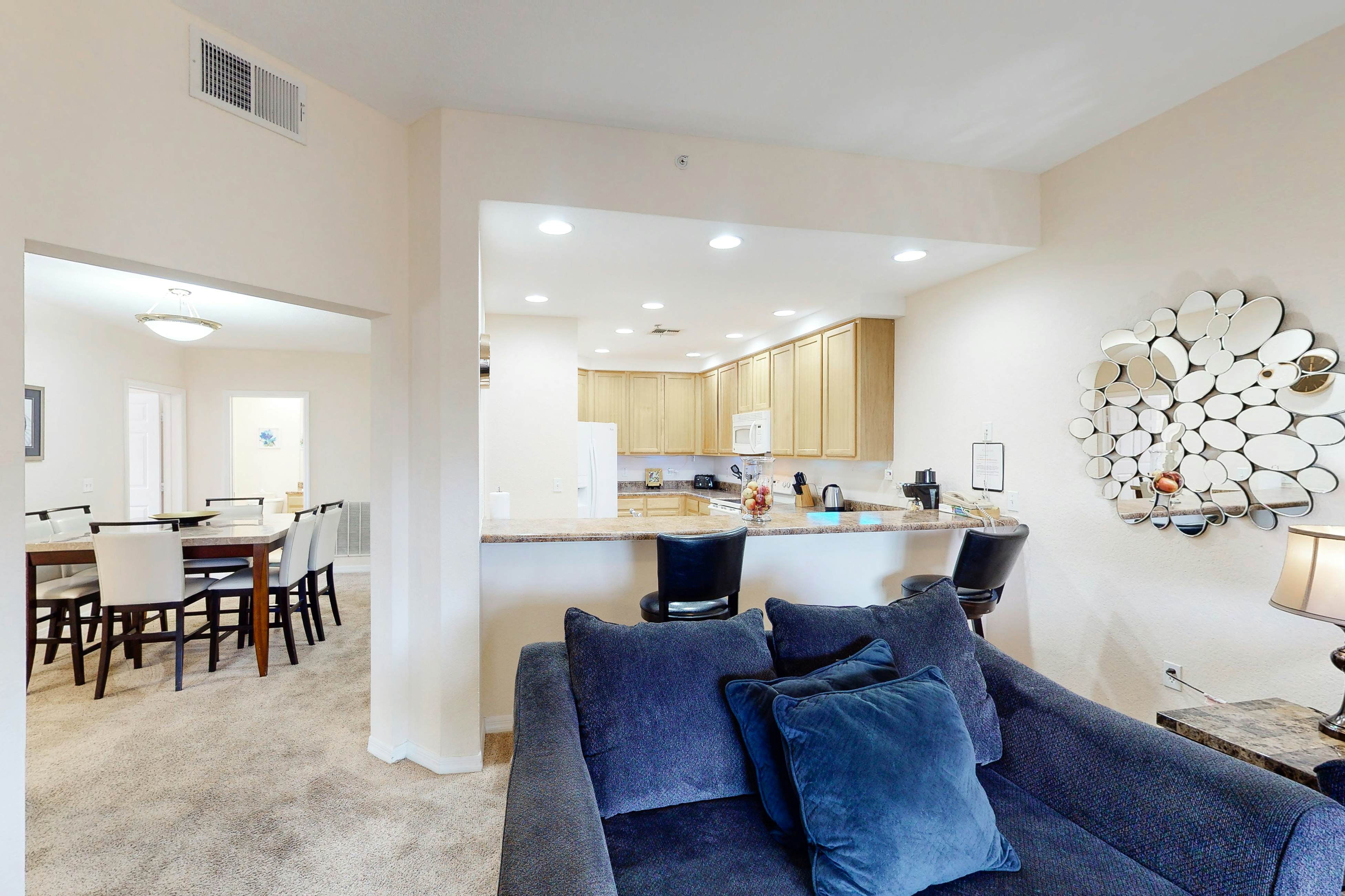 3rd floor condo w/ pools, balcony, sauna, gym, hot tub, near theme parks