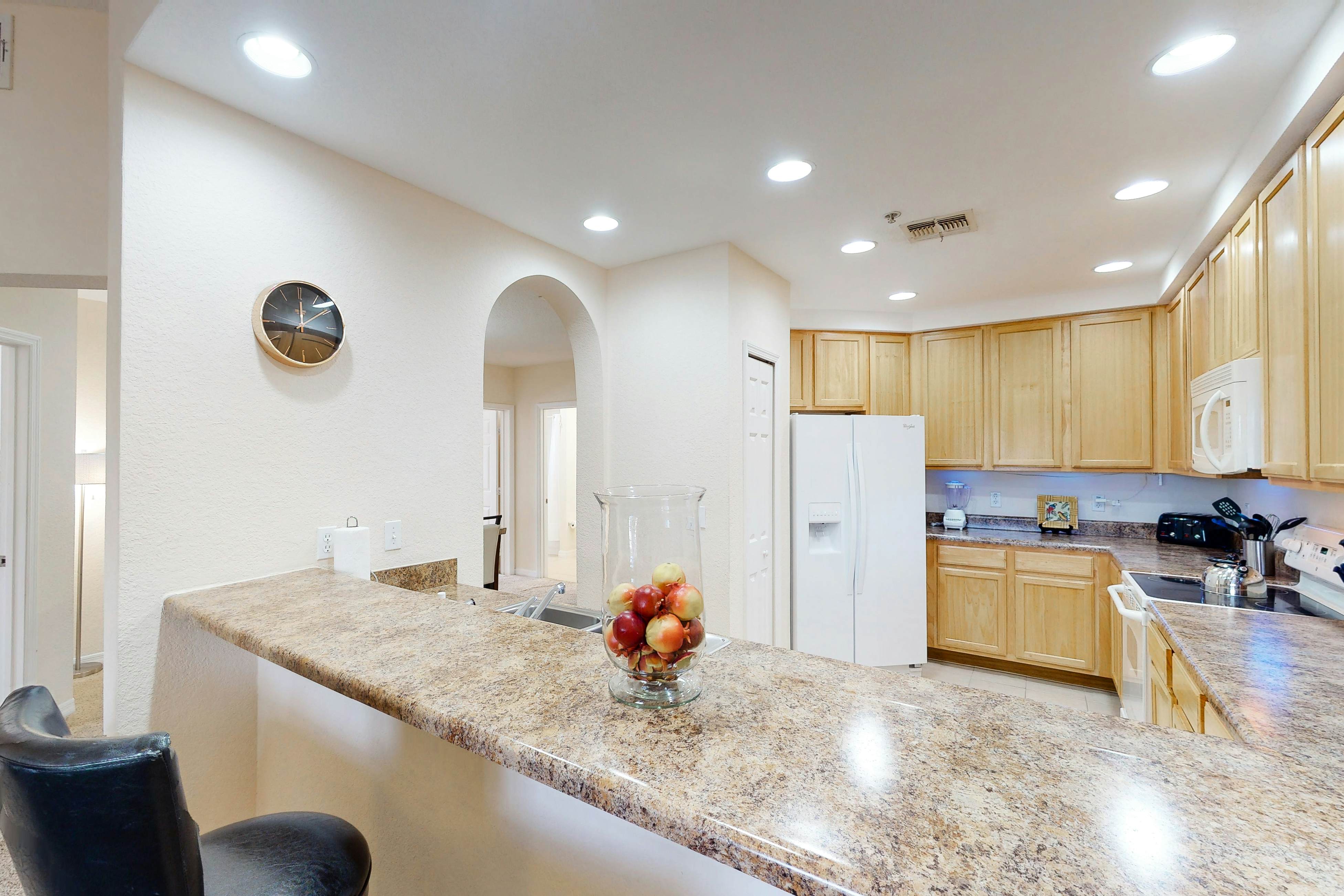 3rd floor condo w/ pools, balcony, sauna, gym, hot tub, near theme parks