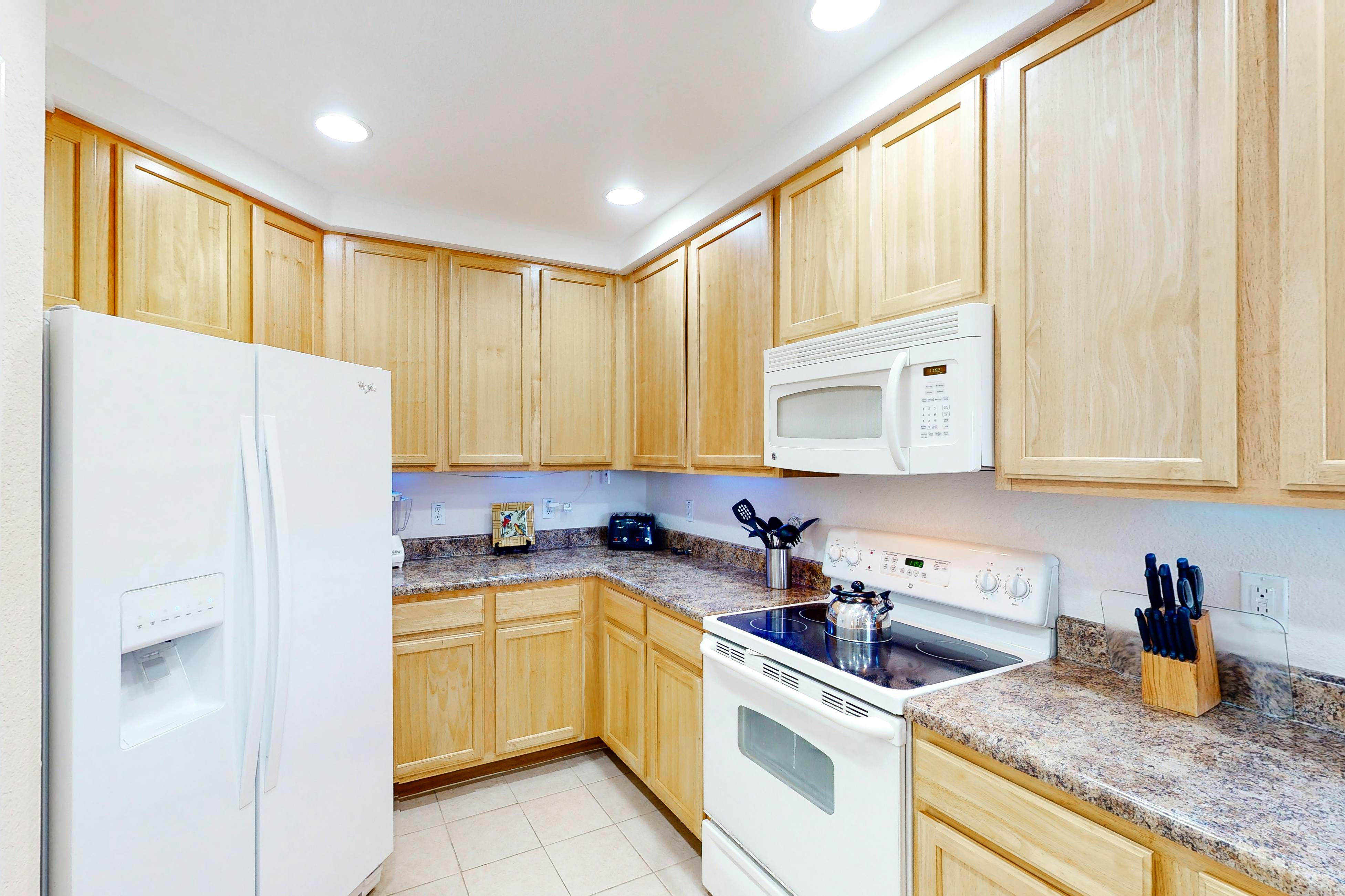 3rd floor condo w/ pools, balcony, sauna, gym, hot tub, near theme parks