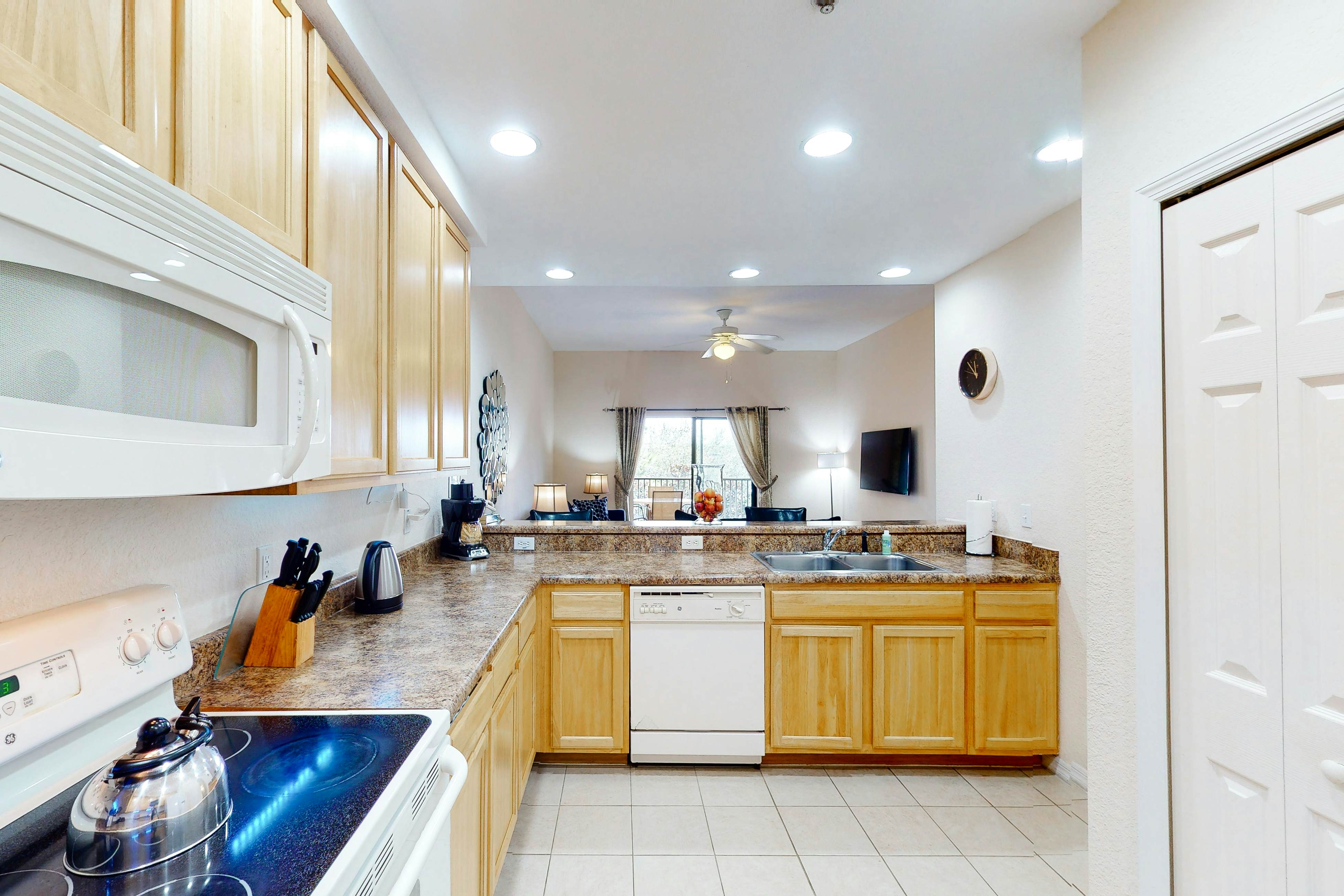 3rd floor condo w/ pools, balcony, sauna, gym, hot tub, near theme parks