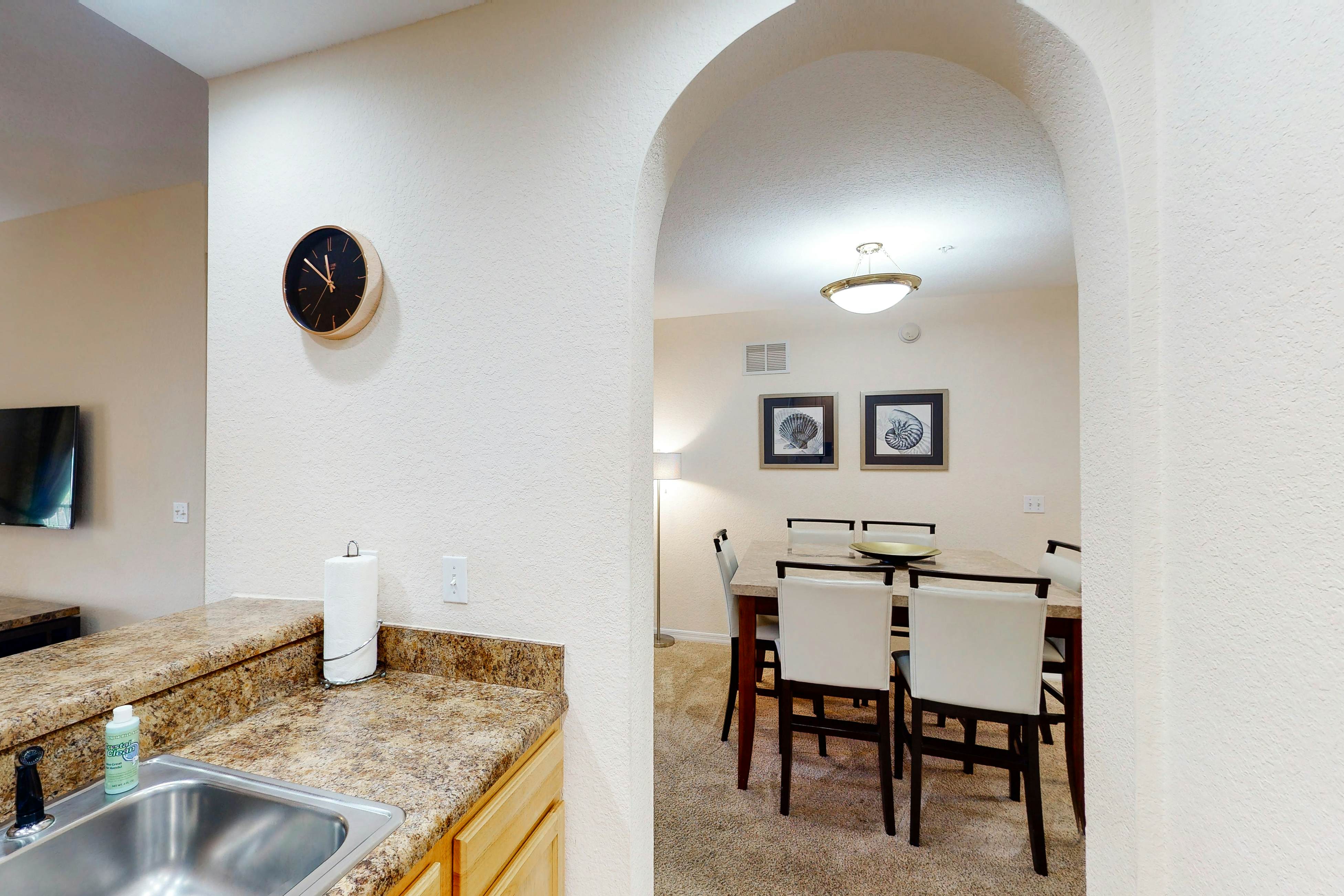 3rd floor condo w/ pools, balcony, sauna, gym, hot tub, near theme parks