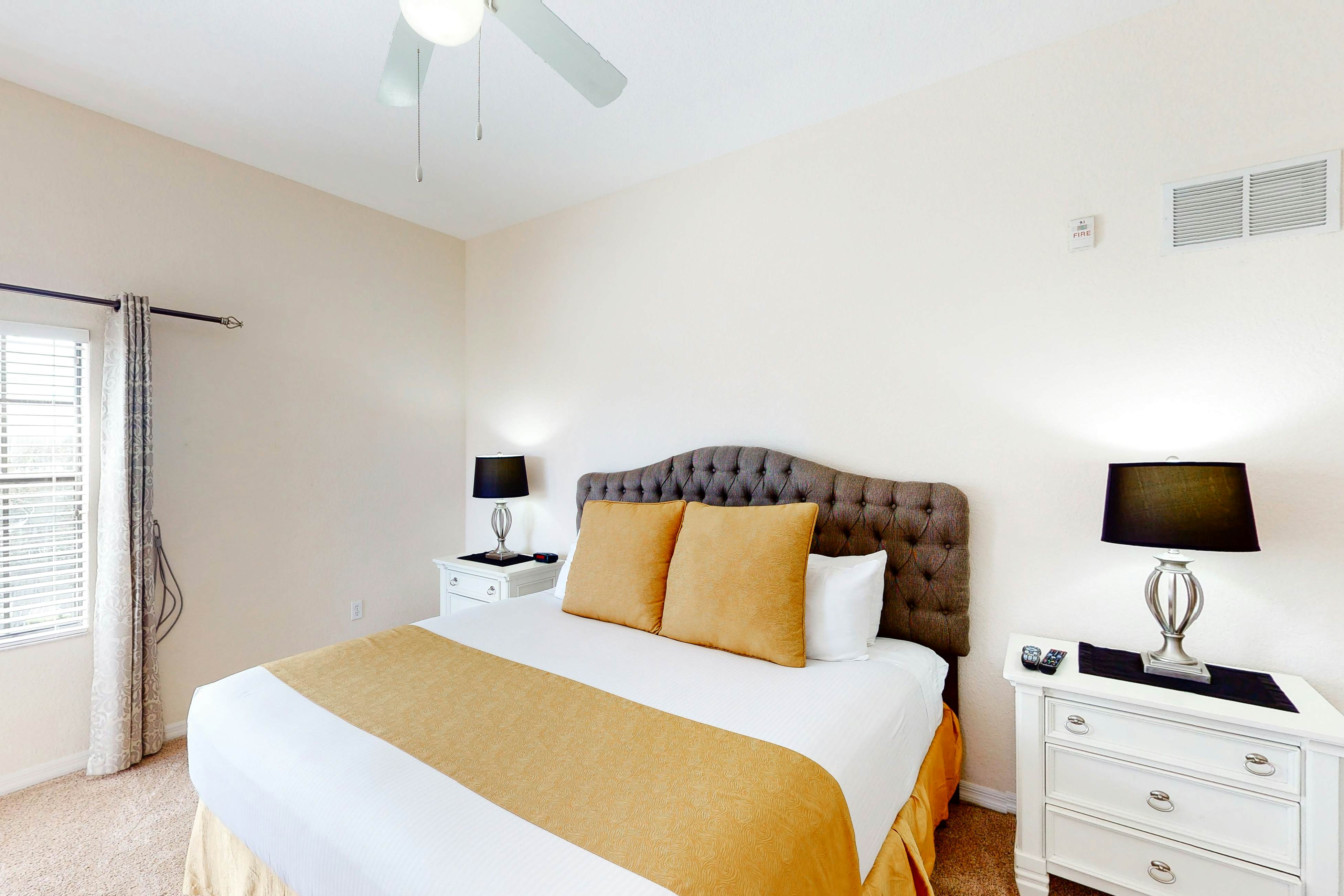 3rd floor condo w/ pools, balcony, sauna, gym, hot tub, near theme parks