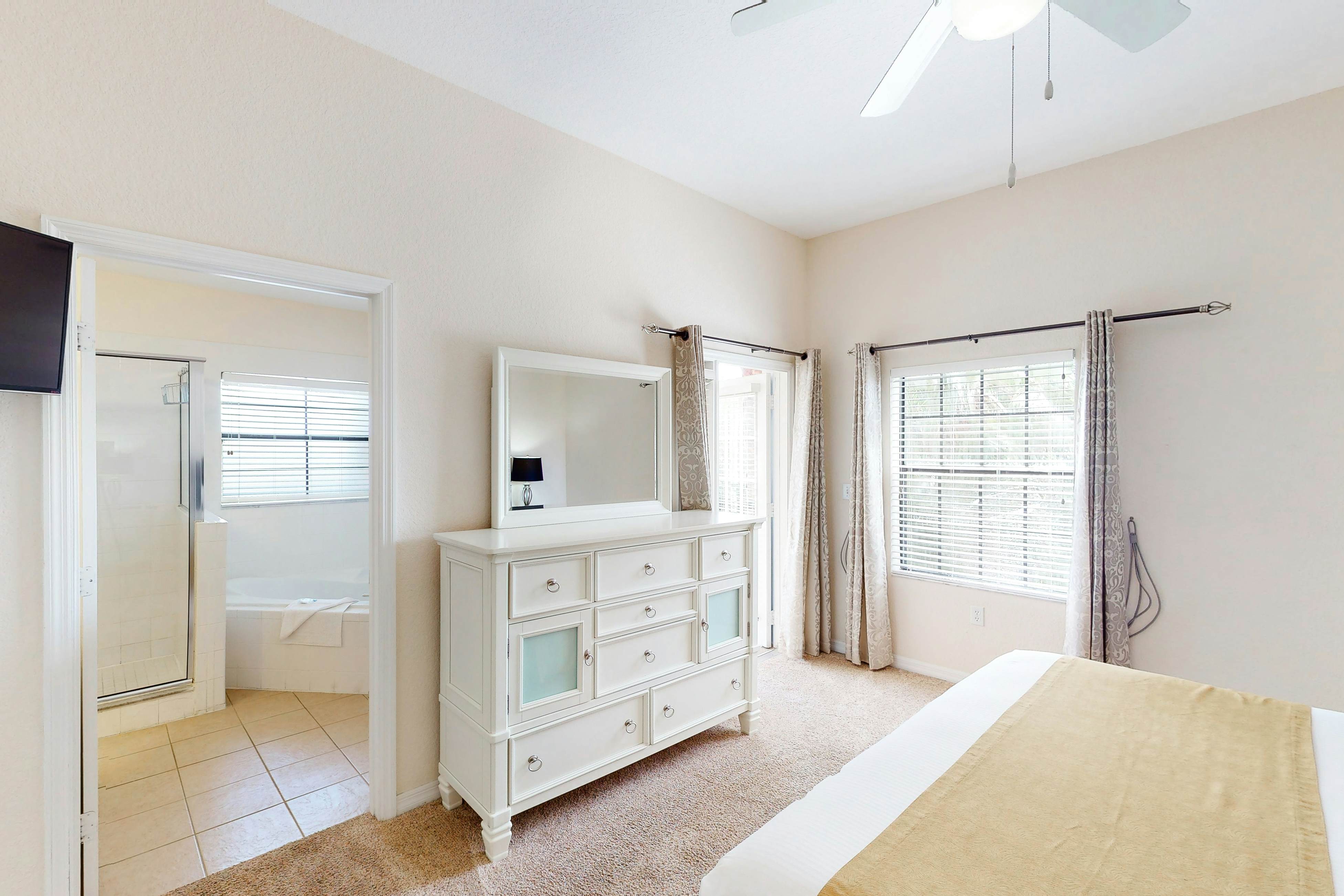 3rd floor condo w/ pools, balcony, sauna, gym, hot tub, near theme parks