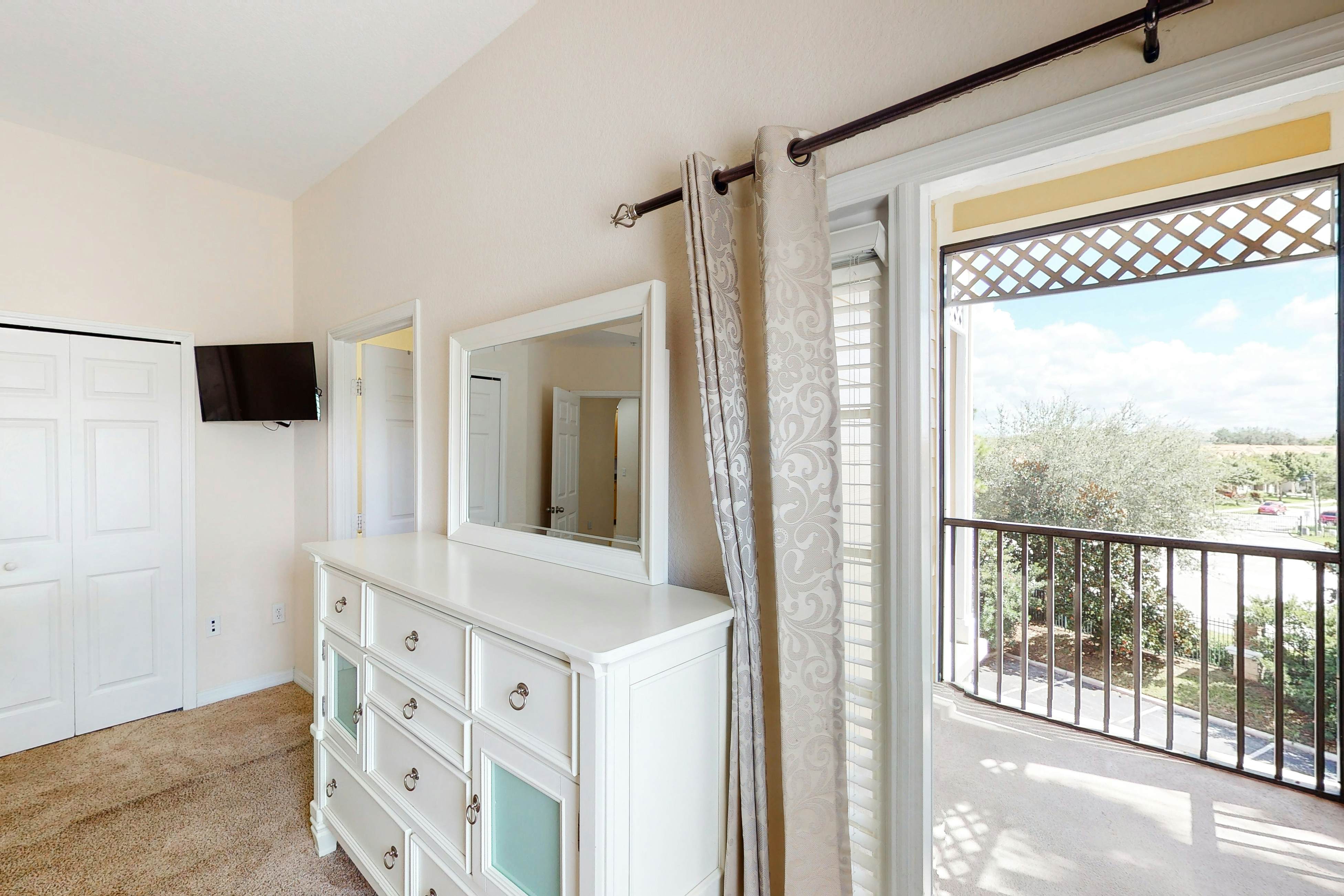 3rd floor condo w/ pools, balcony, sauna, gym, hot tub, near theme parks