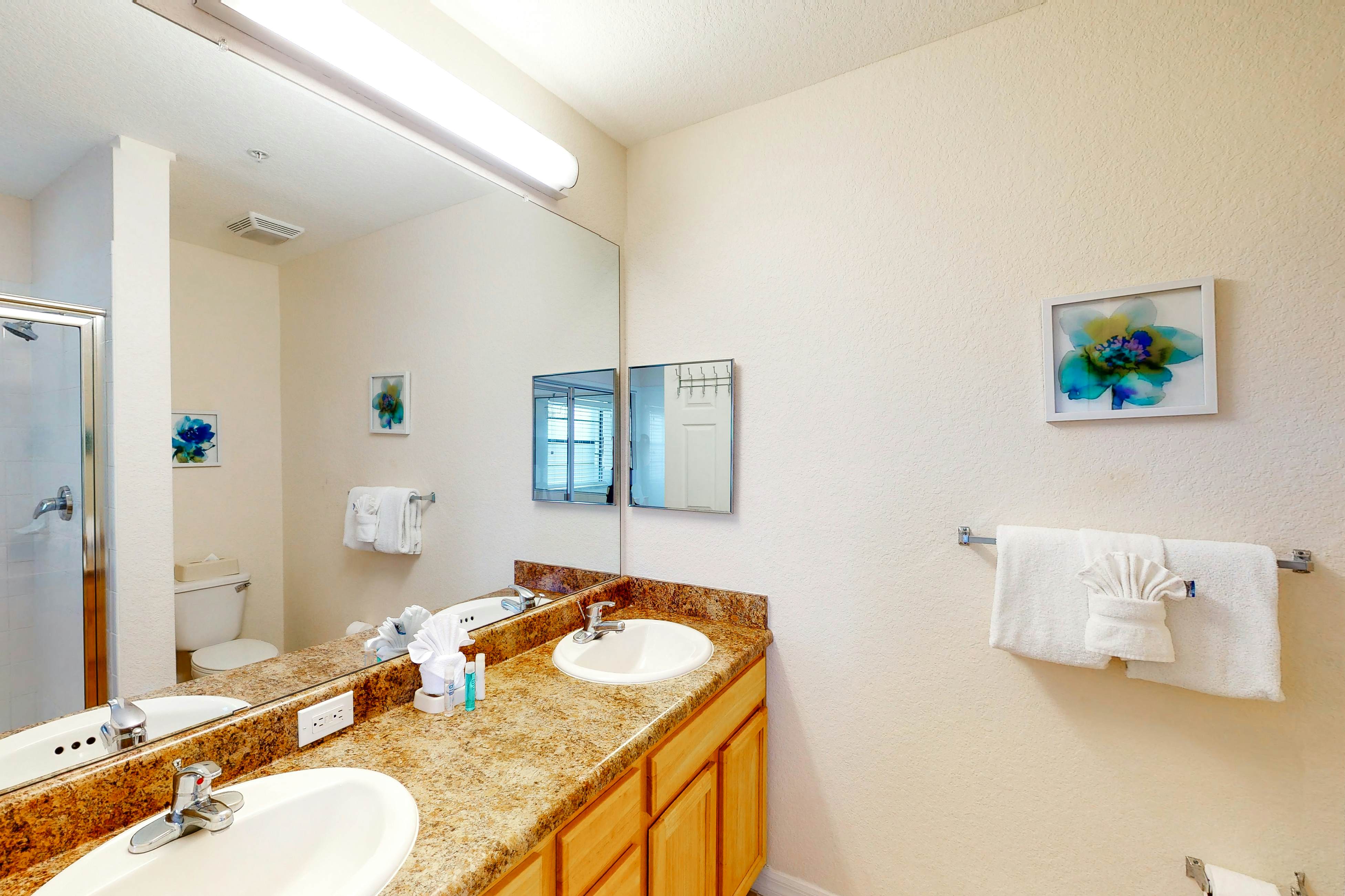 3rd floor condo w/ pools, balcony, sauna, gym, hot tub, near theme parks