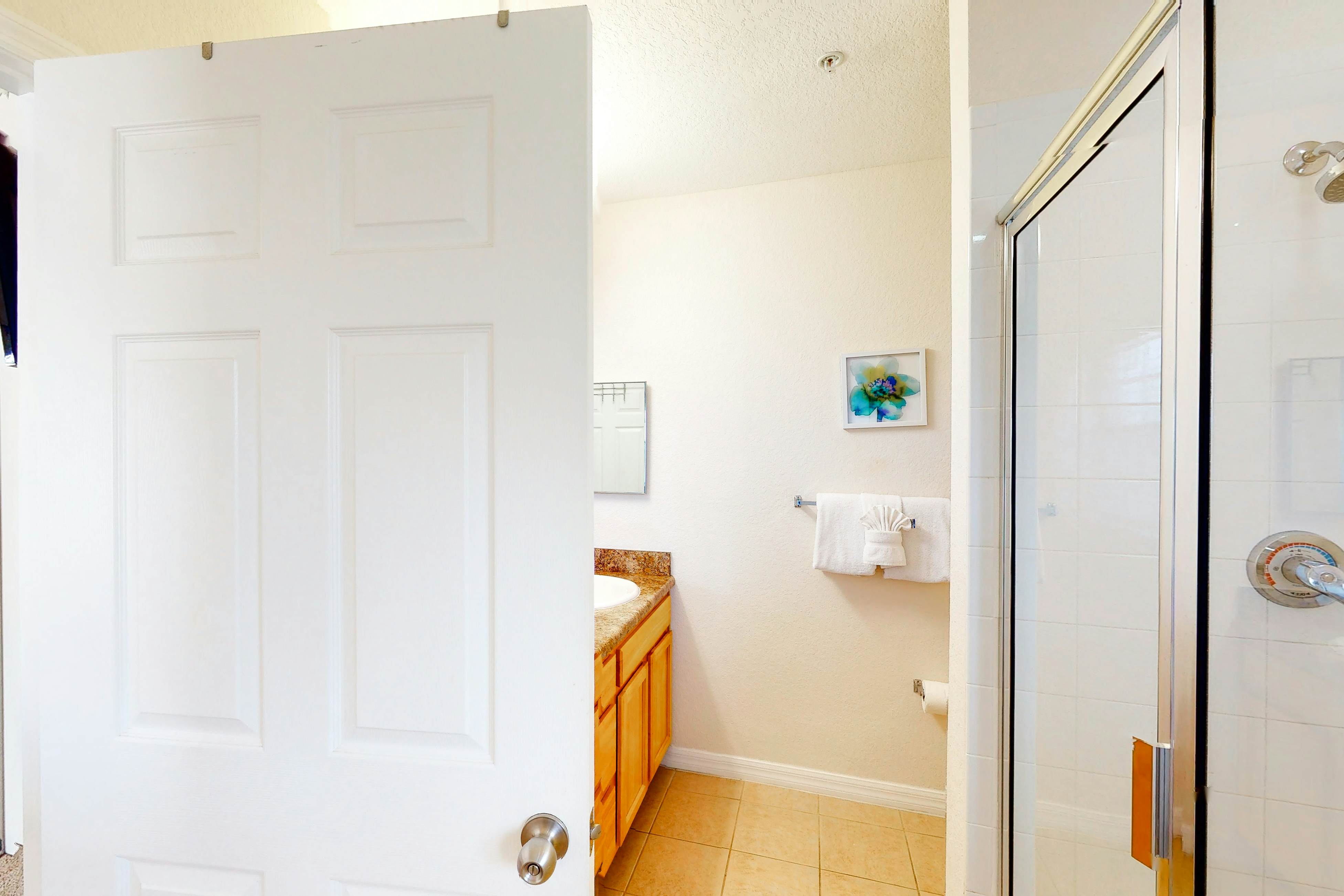 3rd floor condo w/ pools, balcony, sauna, gym, hot tub, near theme parks