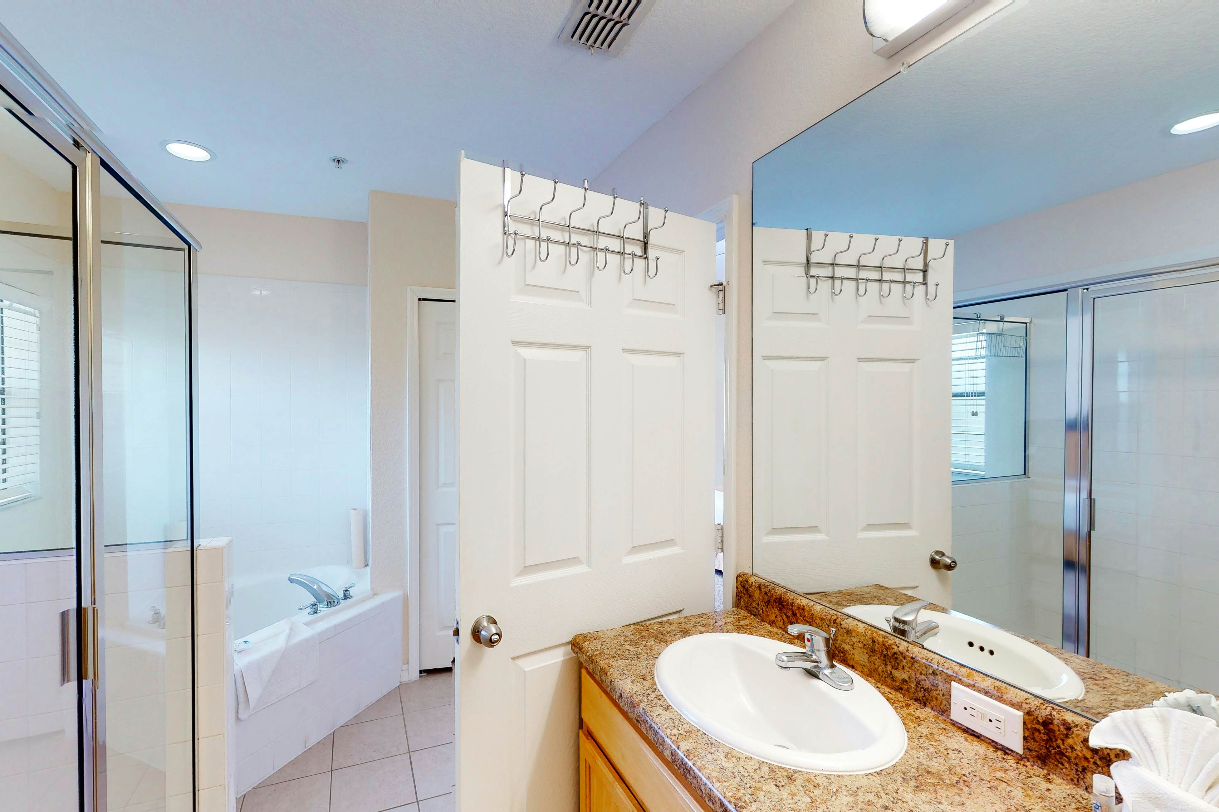 3rd floor condo w/ pools, balcony, sauna, gym, hot tub, near theme parks