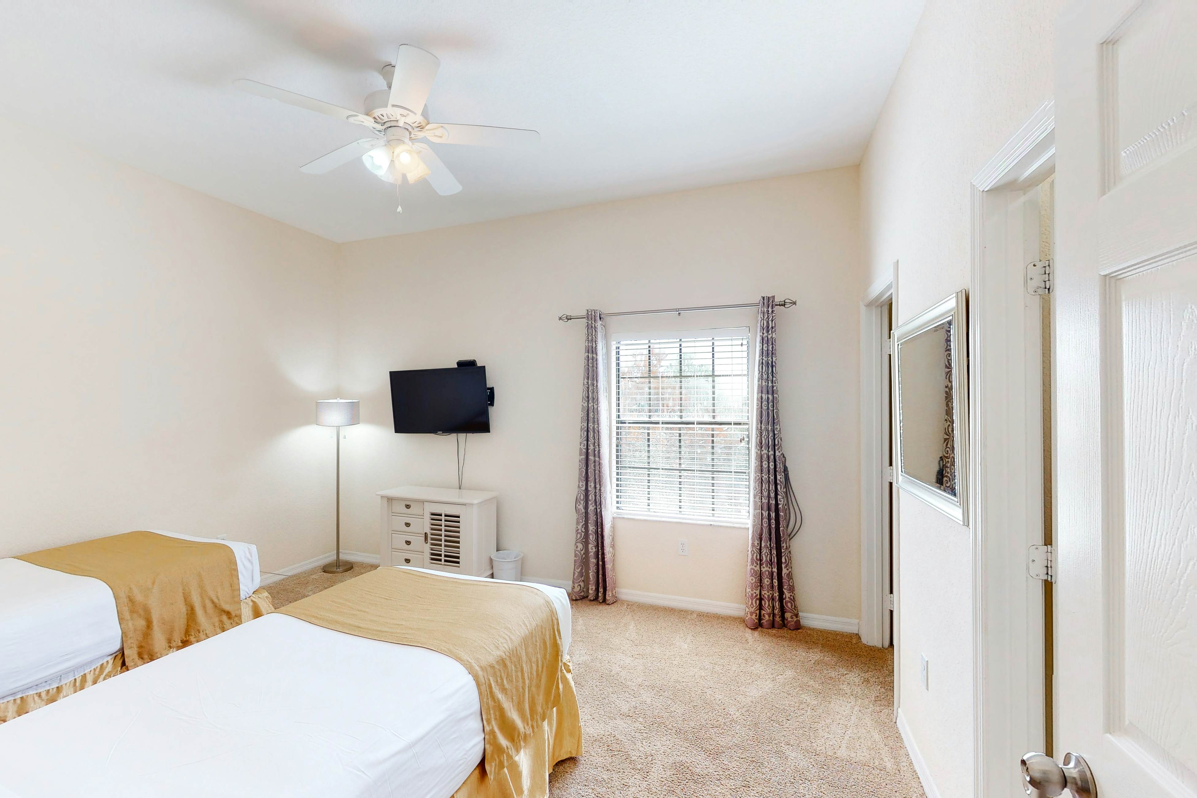 3rd floor condo w/ pools, balcony, sauna, gym, hot tub, near theme parks