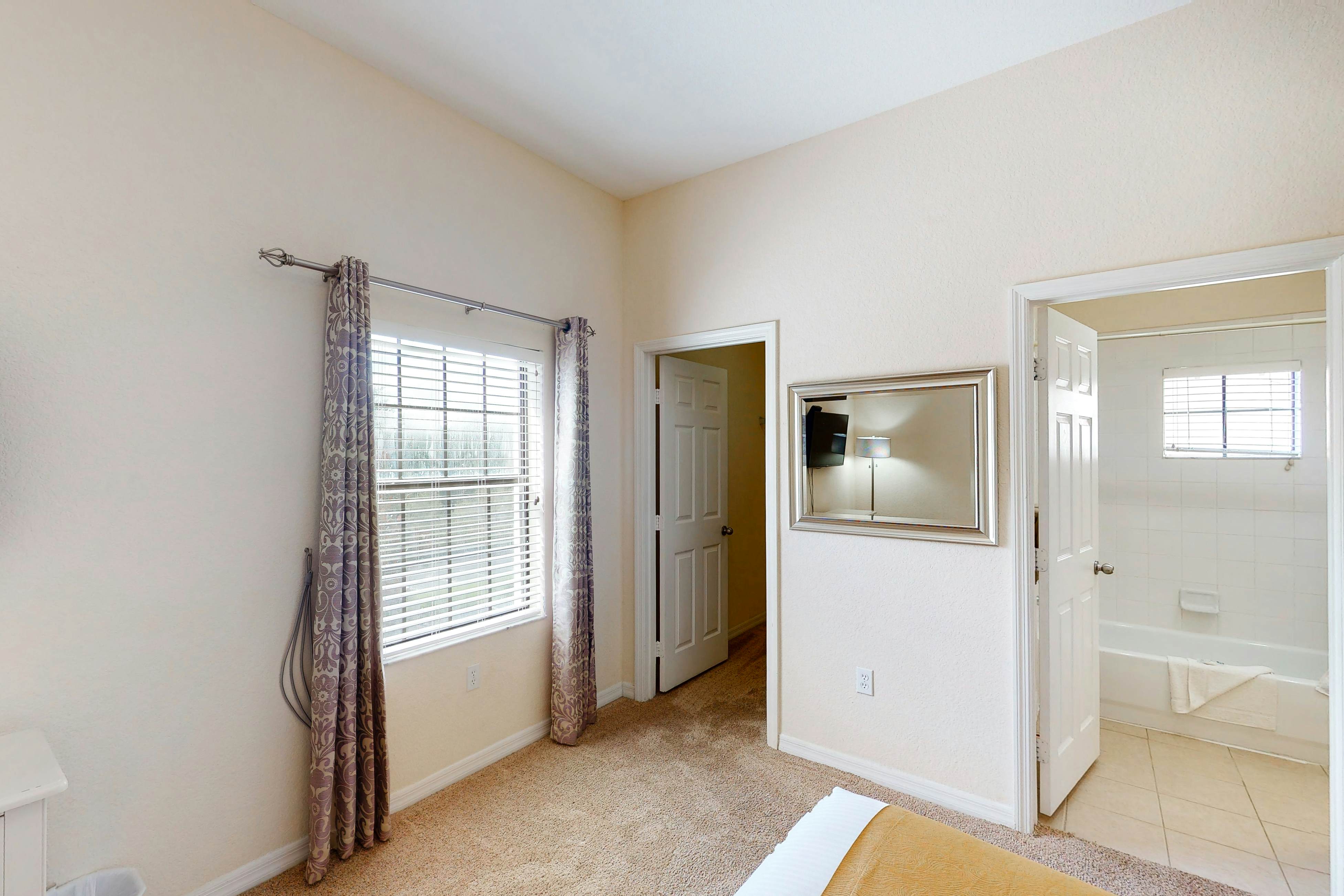 3rd floor condo w/ pools, balcony, sauna, gym, hot tub, near theme parks