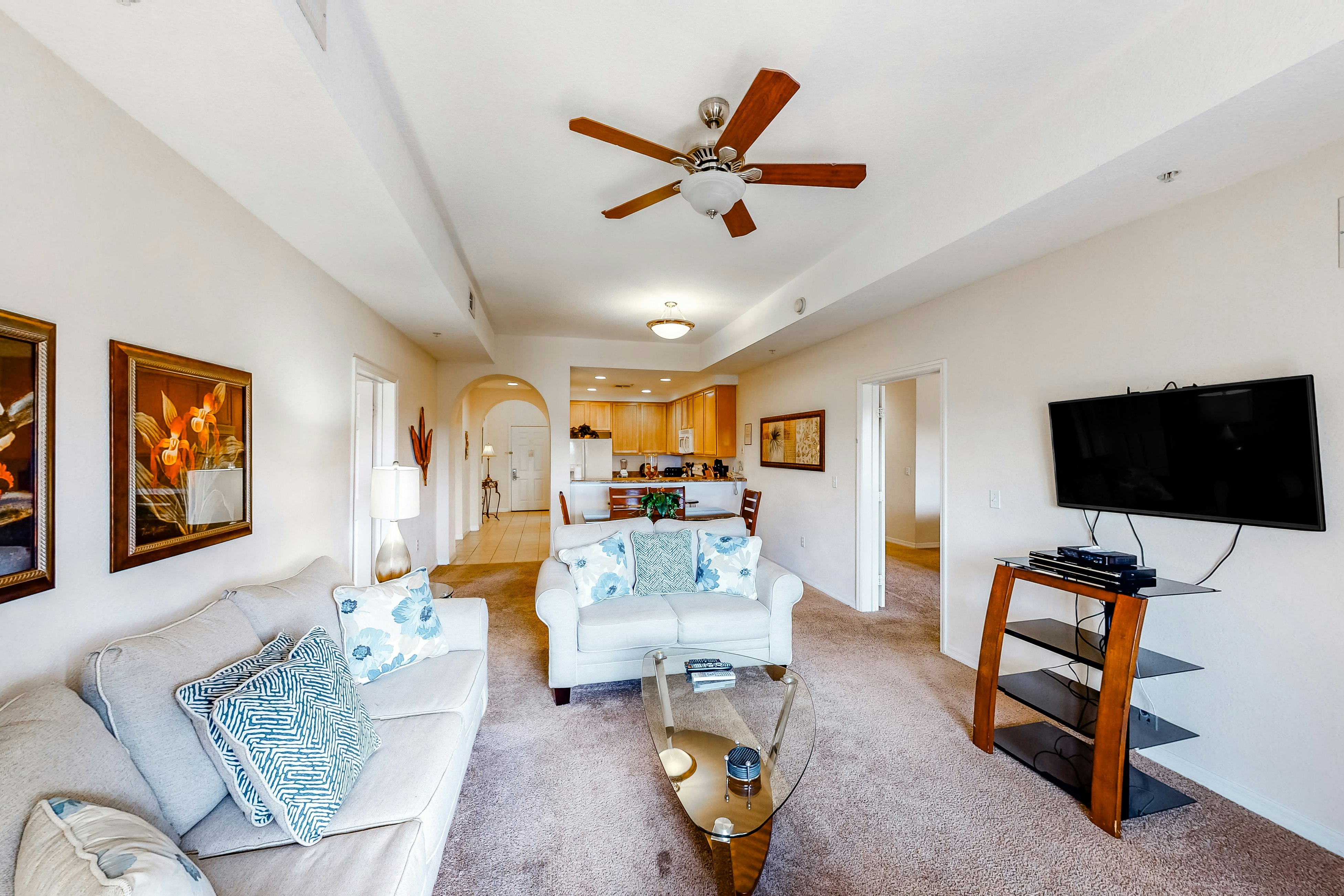 3rd floor condo w/ hot tub, sauna, balcony, gym, shared pools, near theme parks