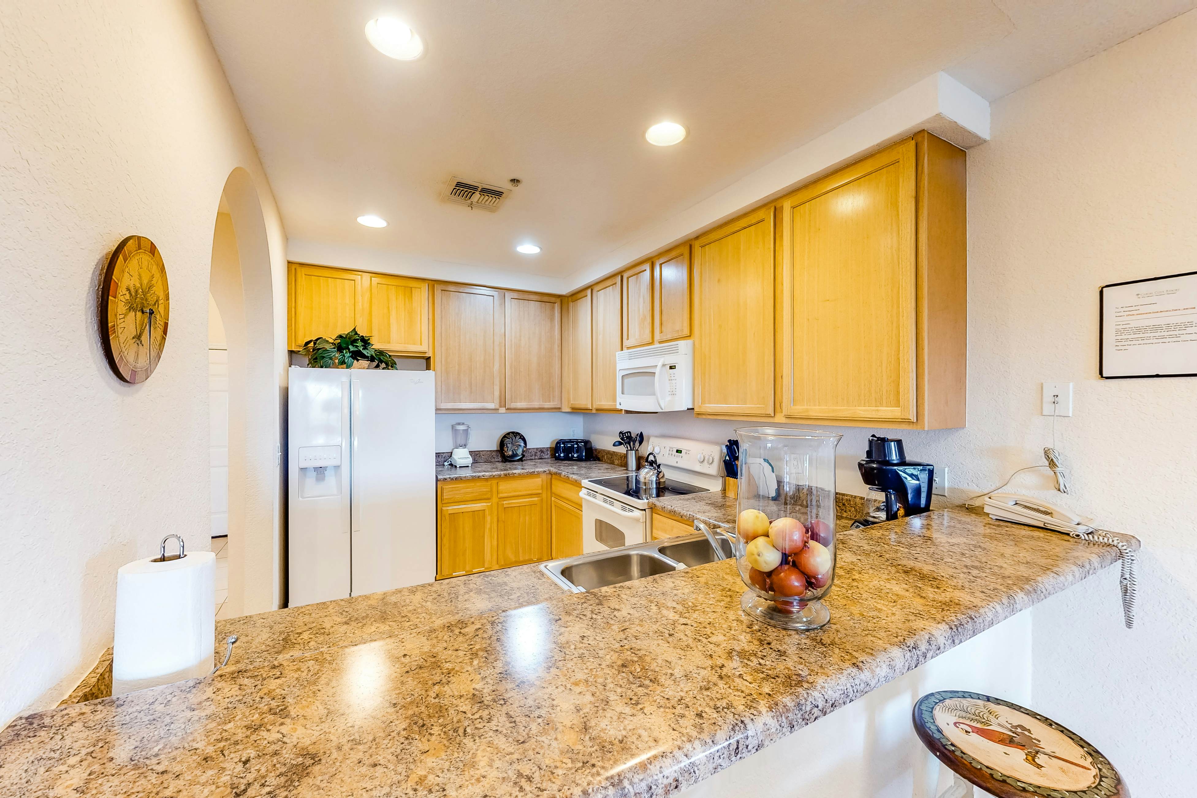 3rd floor condo w/ hot tub, sauna, balcony, gym, shared pools, near theme parks