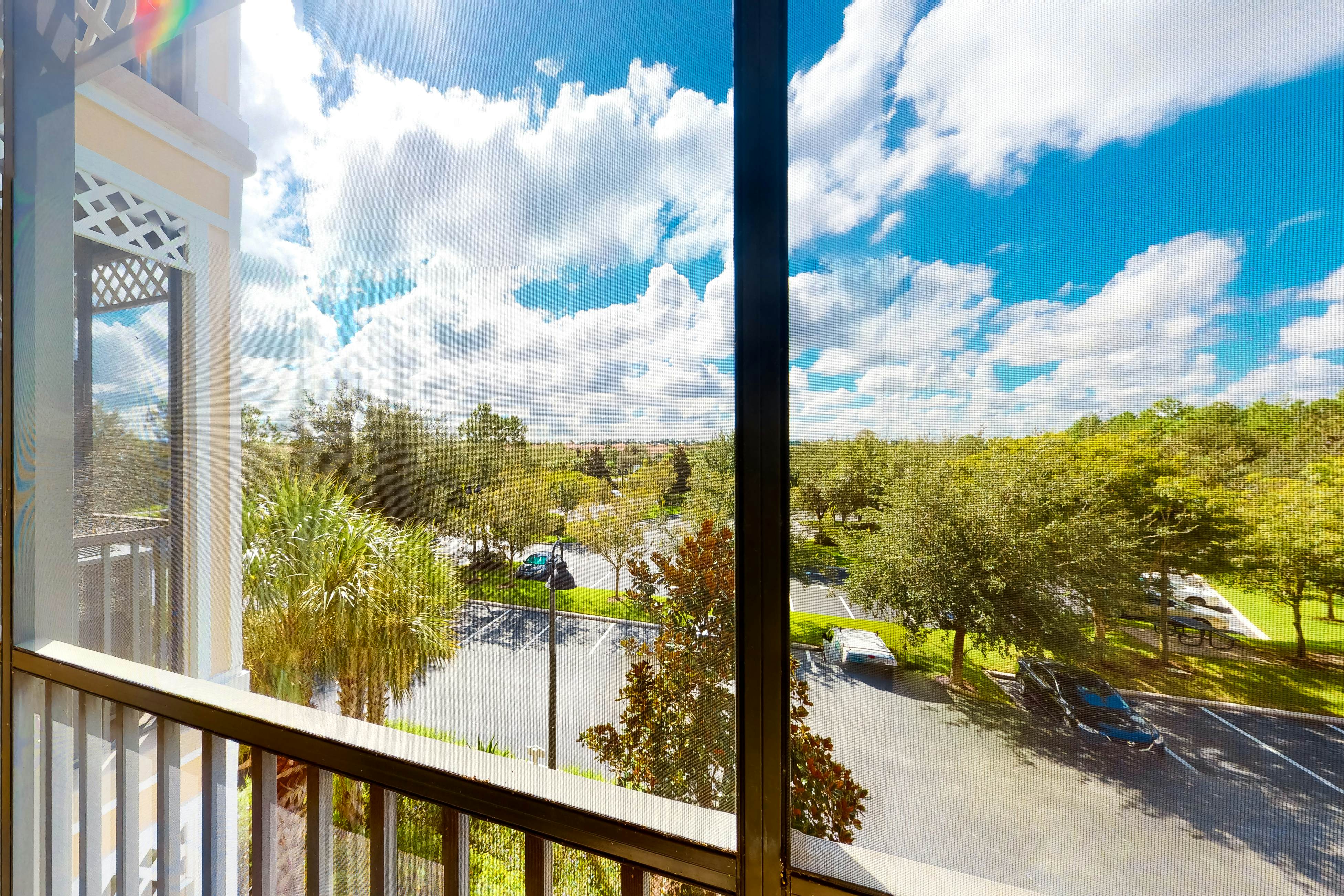 3rd floor condo w/ hot tub, sauna, balcony, gym, shared pools, near theme parks