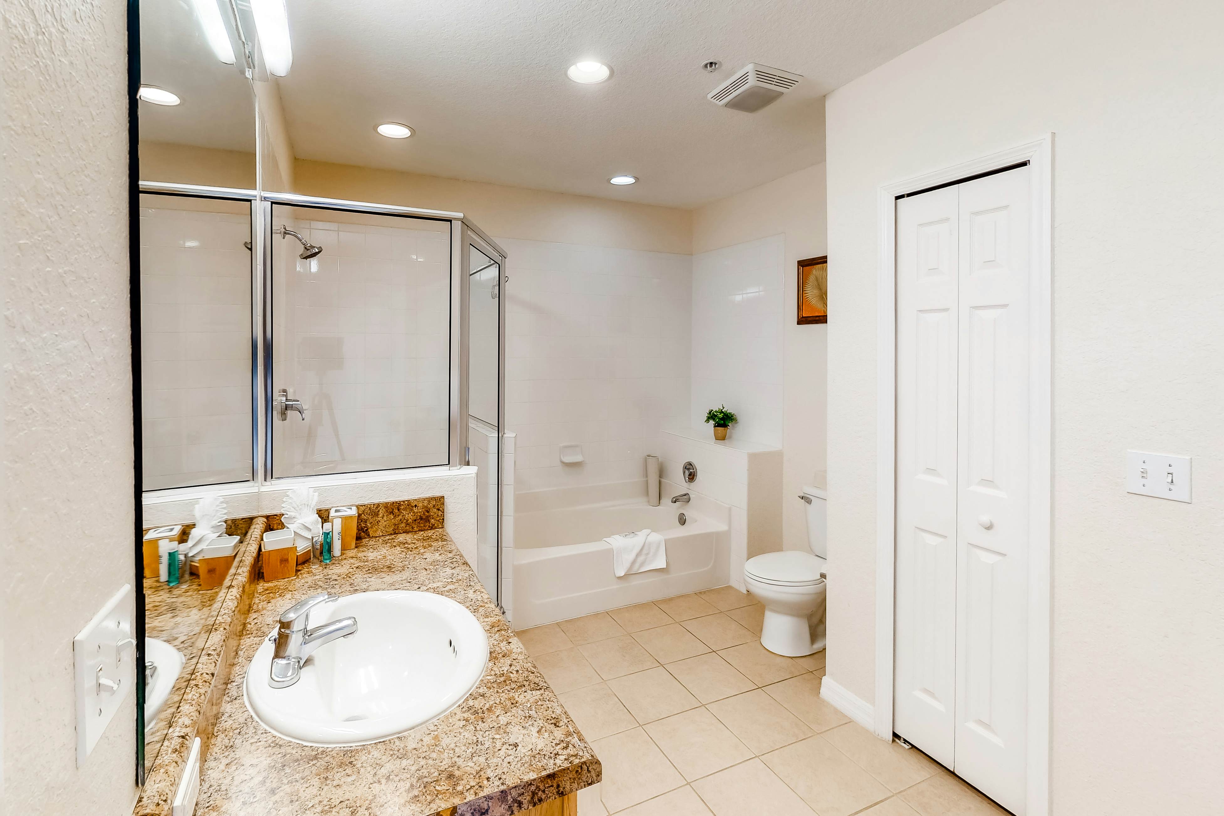 3rd floor condo w/ hot tub, sauna, balcony, gym, shared pools, near theme parks