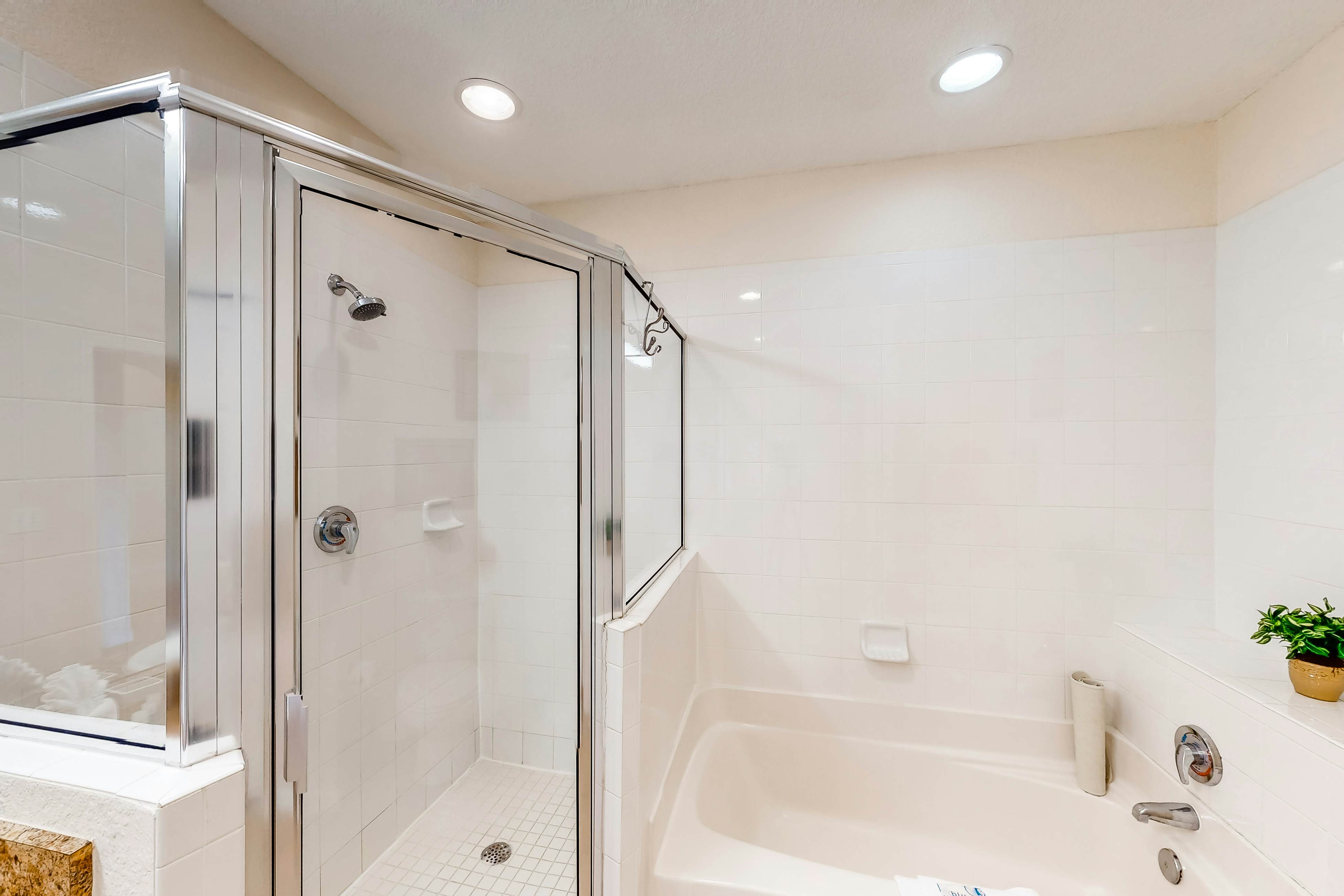 3rd floor condo w/ hot tub, sauna, balcony, gym, shared pools, near theme parks