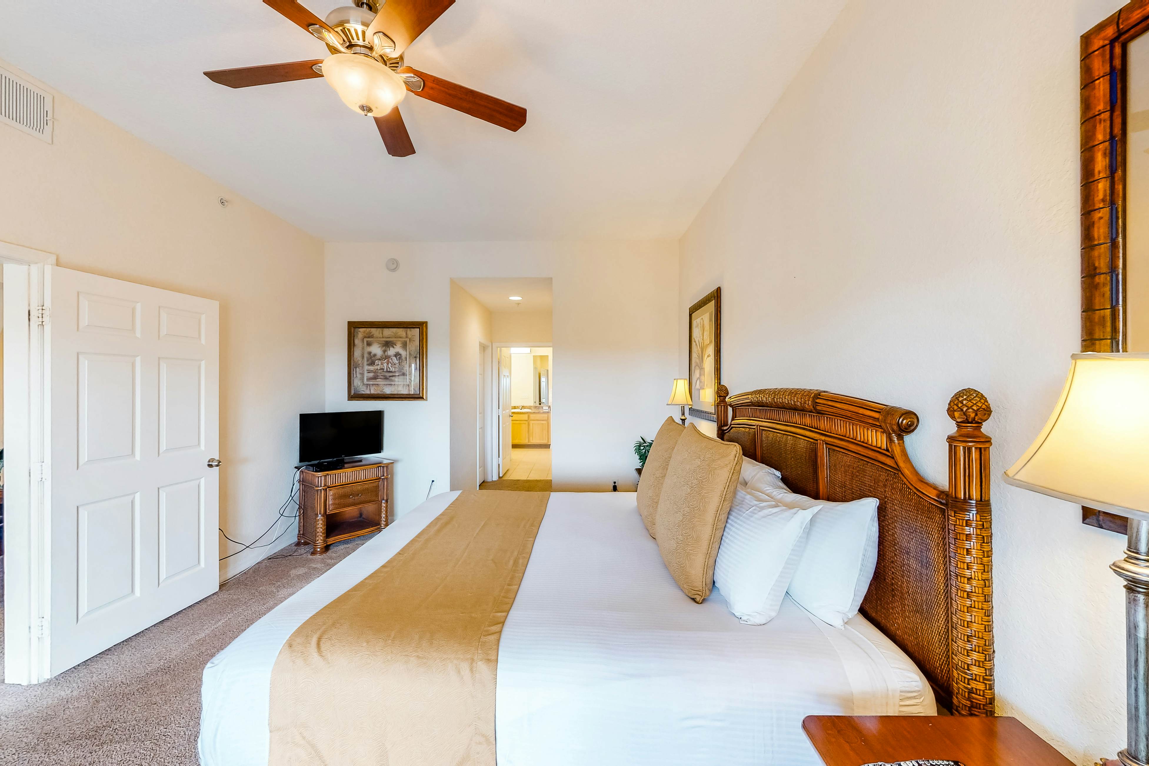 3rd floor condo w/ hot tub, sauna, balcony, gym, shared pools, near theme parks