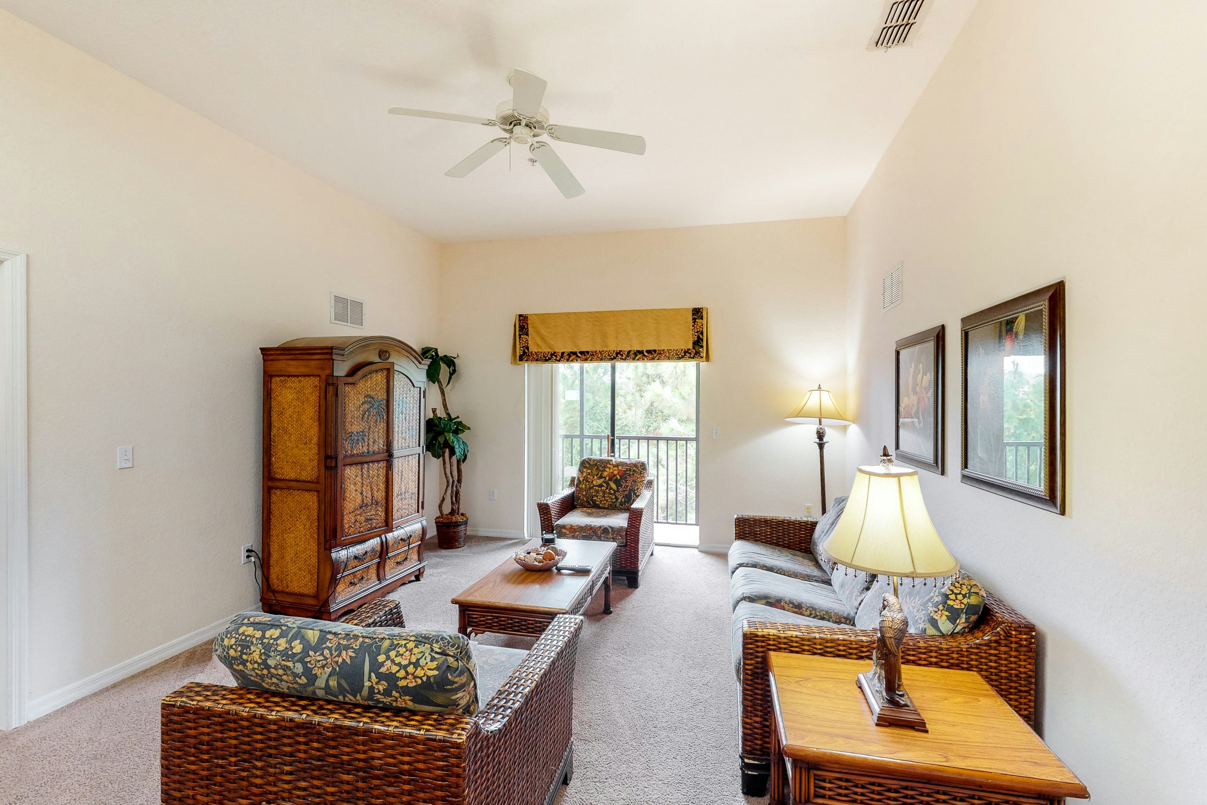 5th floor condo w/ shared pools, balcony, gym, hot tub, sauna, near theme parks