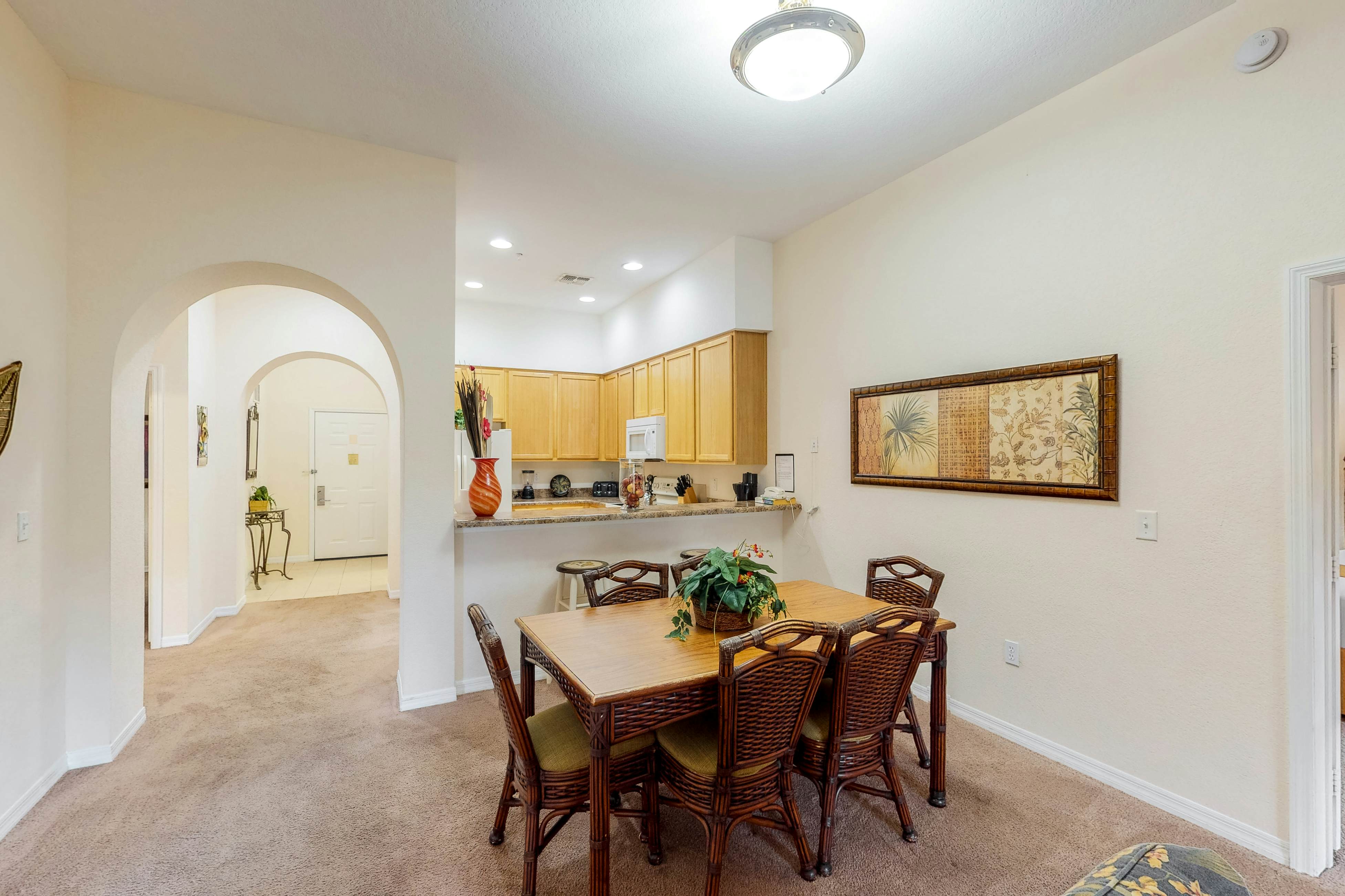 5th floor condo w/ shared pools, balcony, gym, hot tub, sauna, near theme parks