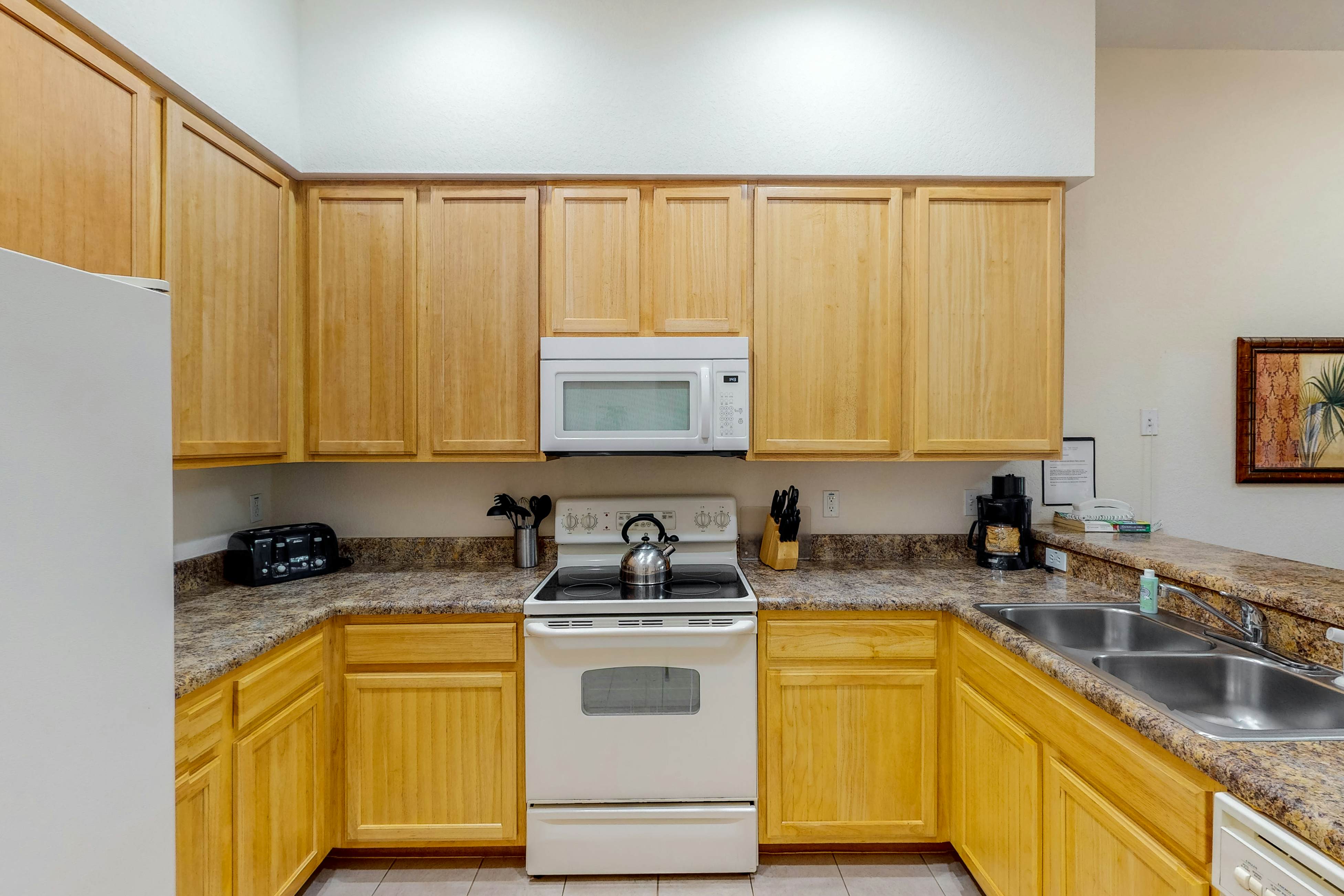 5th floor condo w/ shared pools, balcony, gym, hot tub, sauna, near theme parks