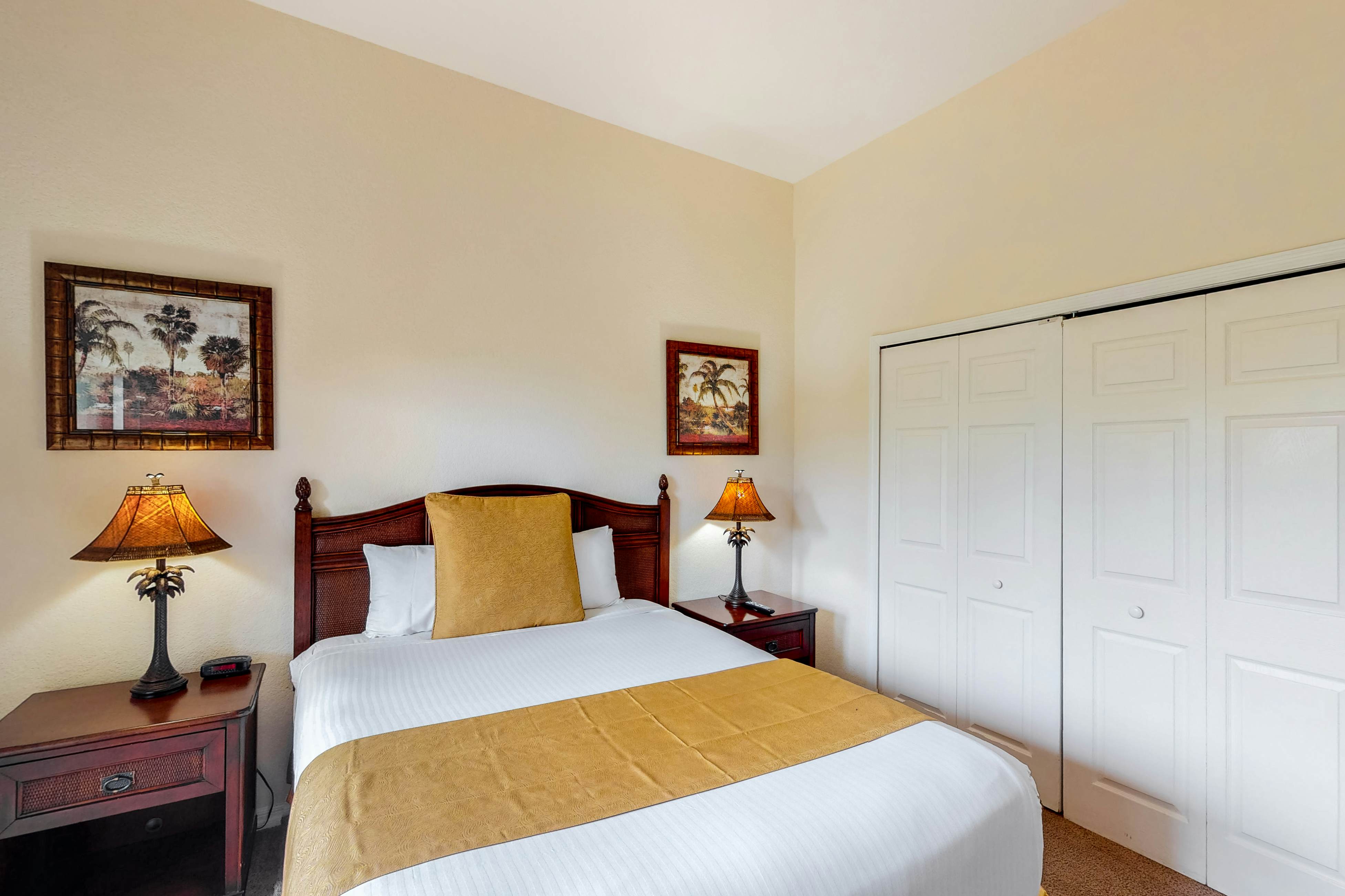 5th floor condo w/ shared pools, balcony, gym, hot tub, sauna, near theme parks