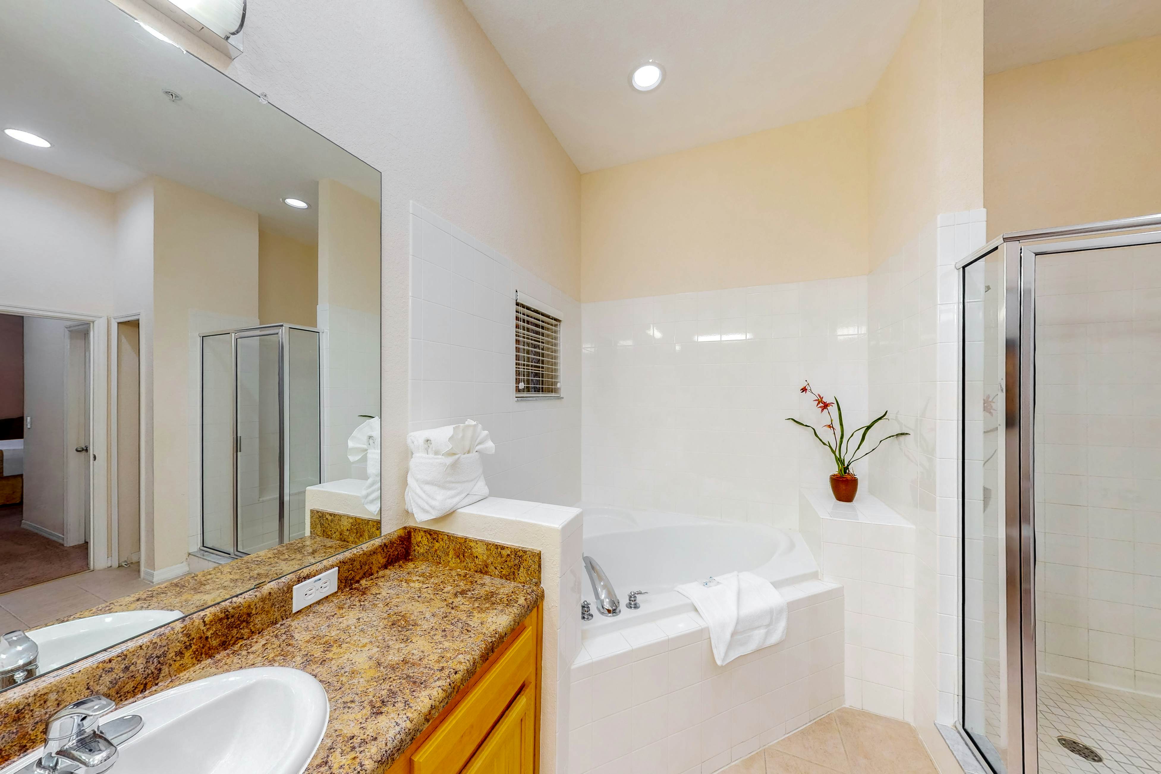 5th floor condo w/ shared pools, balcony, gym, hot tub, sauna, near theme parks