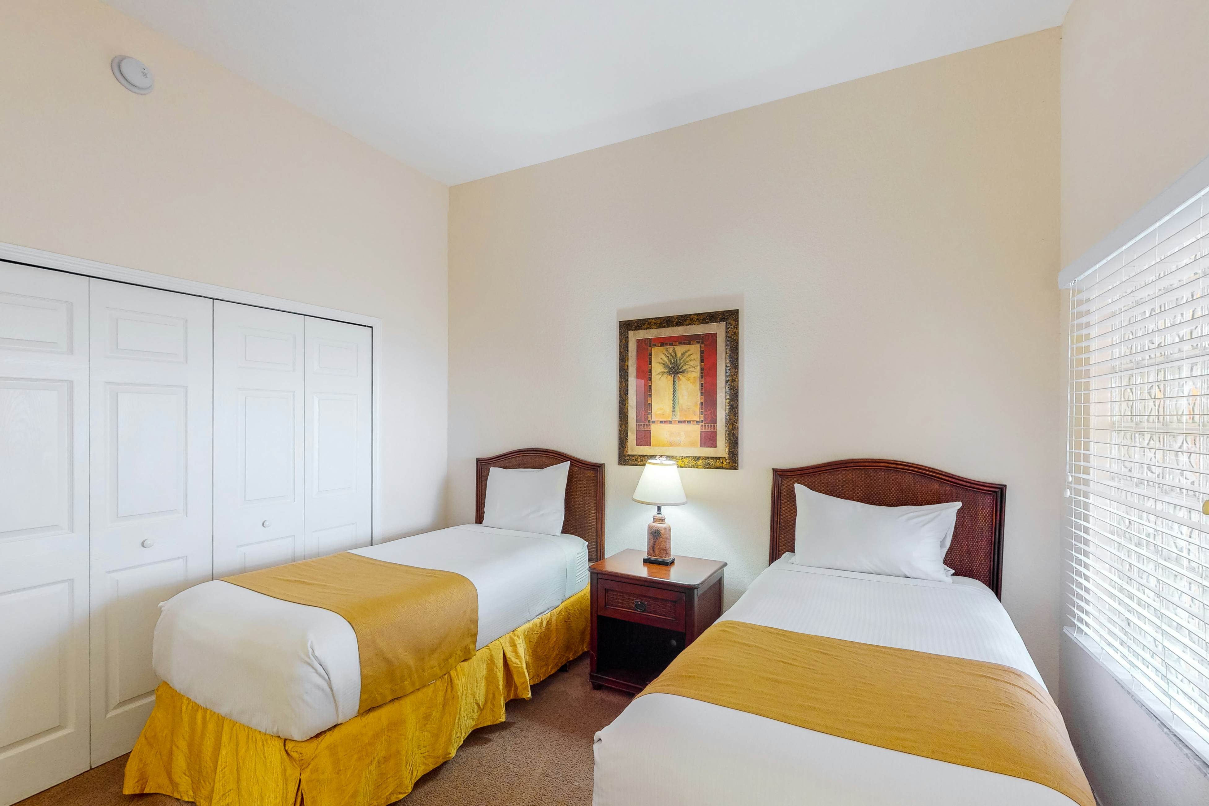 5th floor condo w/ shared pools, balcony, gym, hot tub, sauna, near theme parks