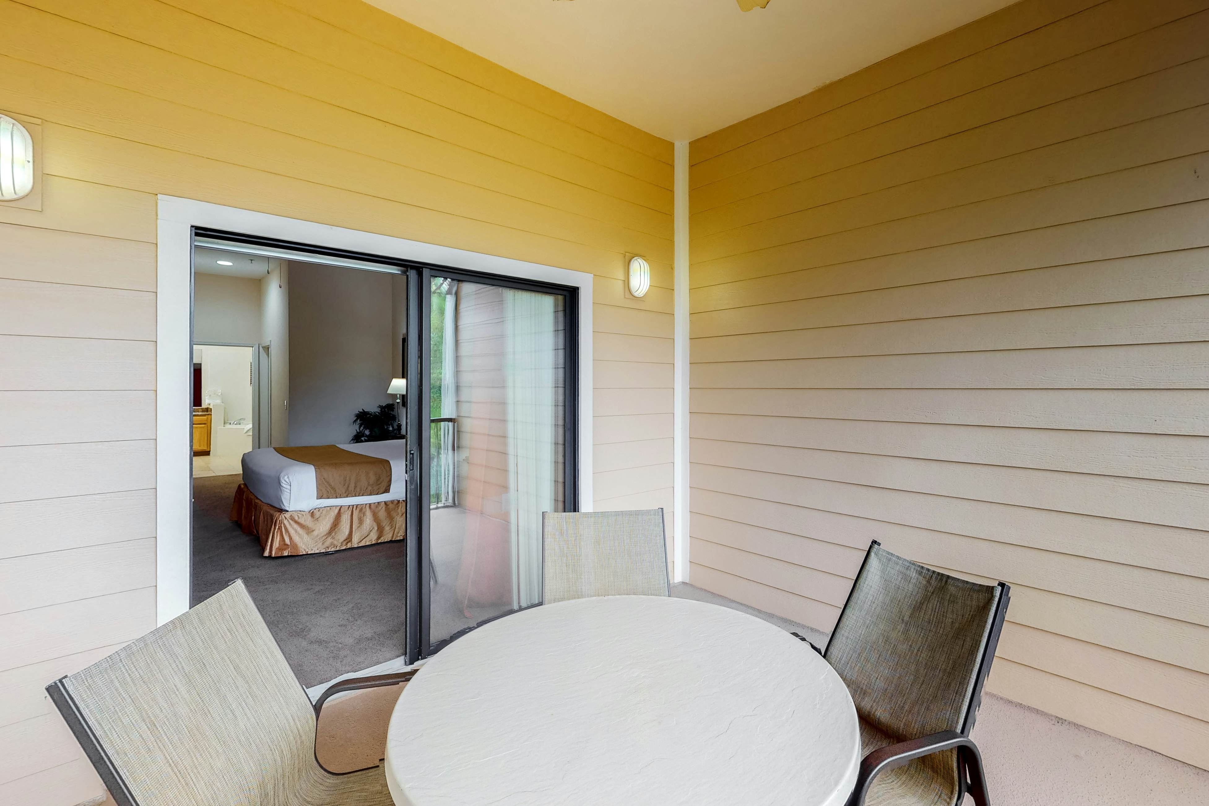 5th floor condo w/ shared pools, balcony, gym, hot tub, sauna, near theme parks