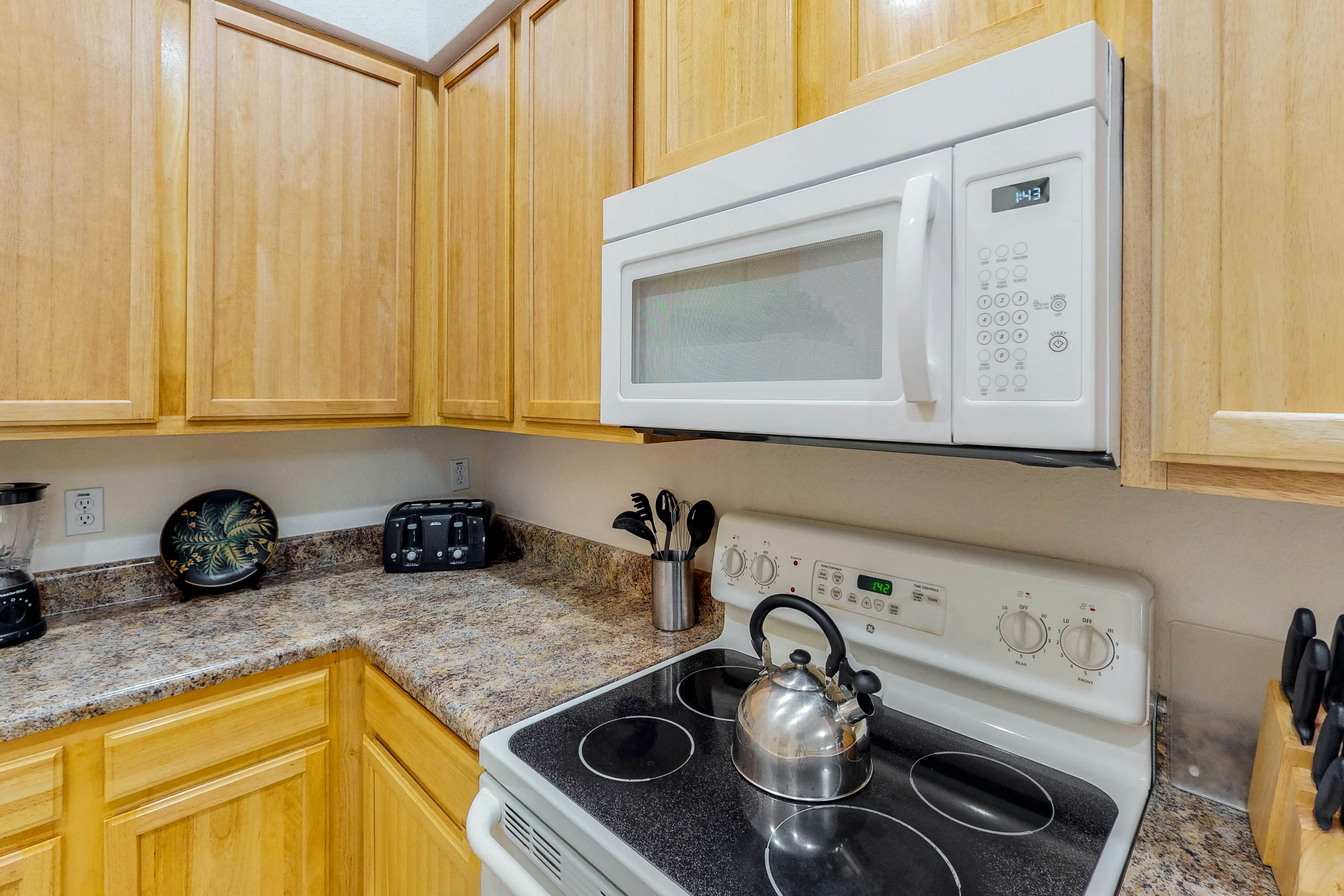 5th floor condo w/ shared pools, balcony, gym, hot tub, sauna, near theme parks