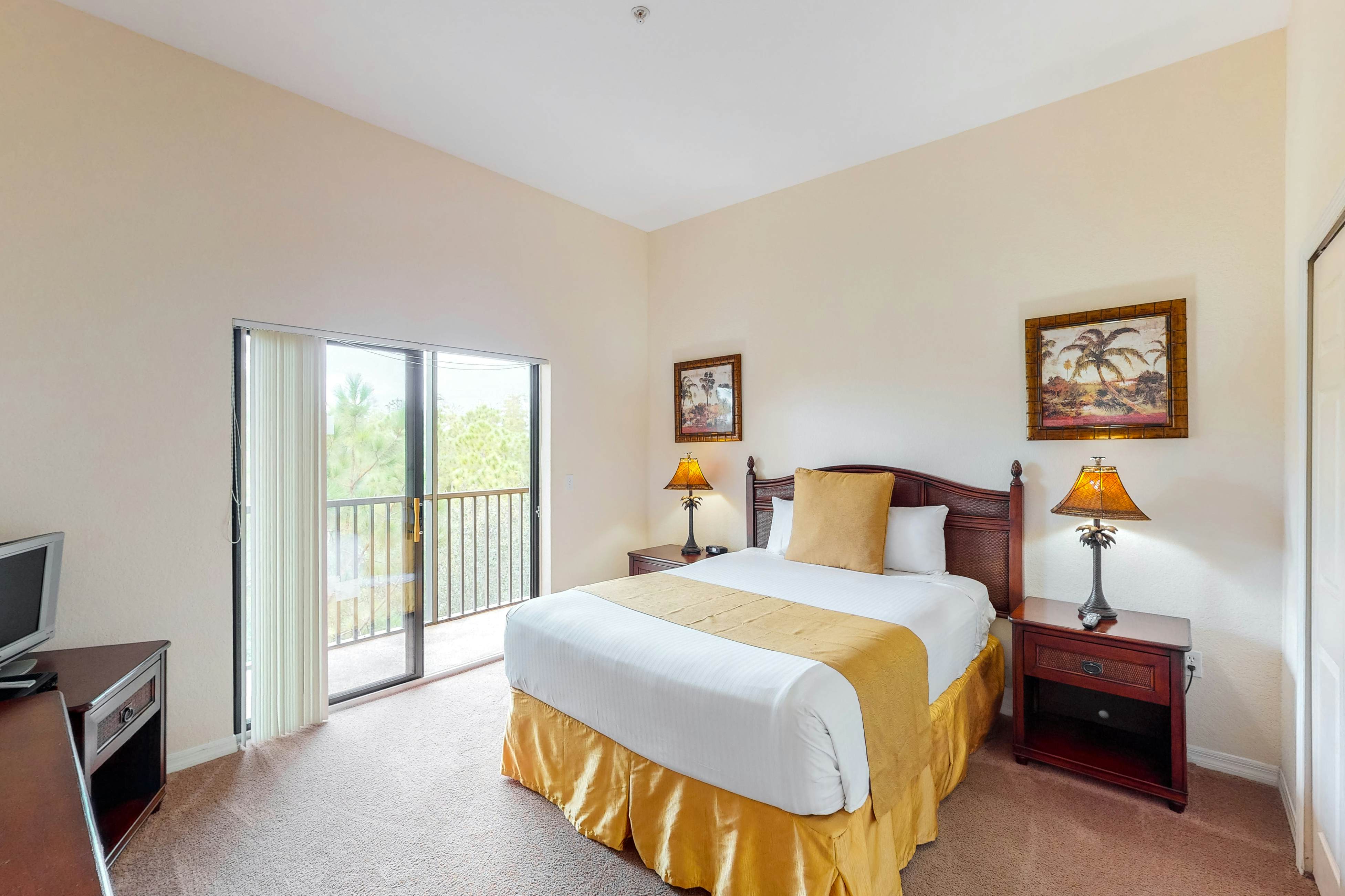 5th floor condo w/ shared pools, balcony, gym, hot tub, sauna, near theme parks