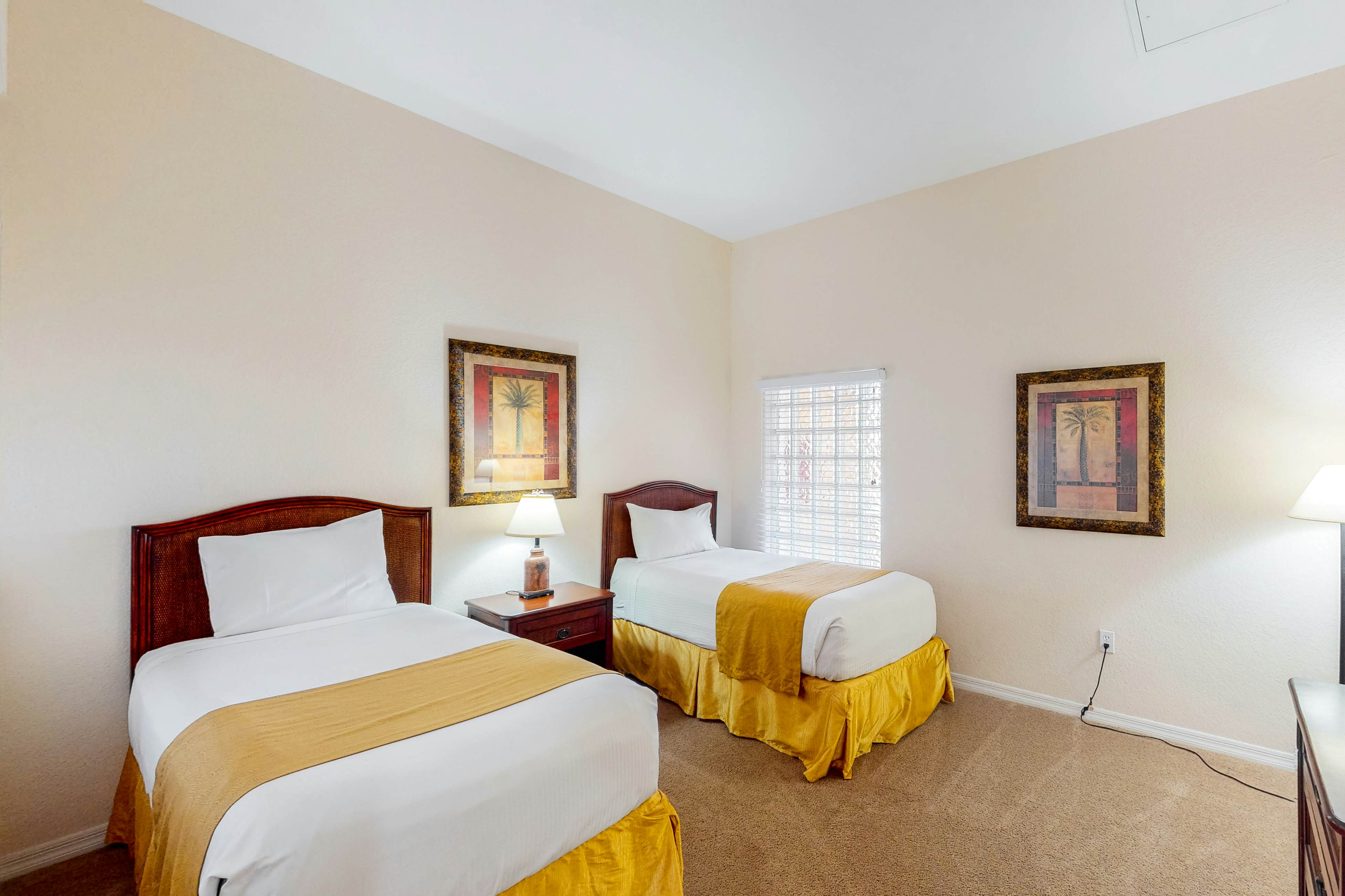 5th floor condo w/ shared pools, balcony, gym, hot tub, sauna, near theme parks