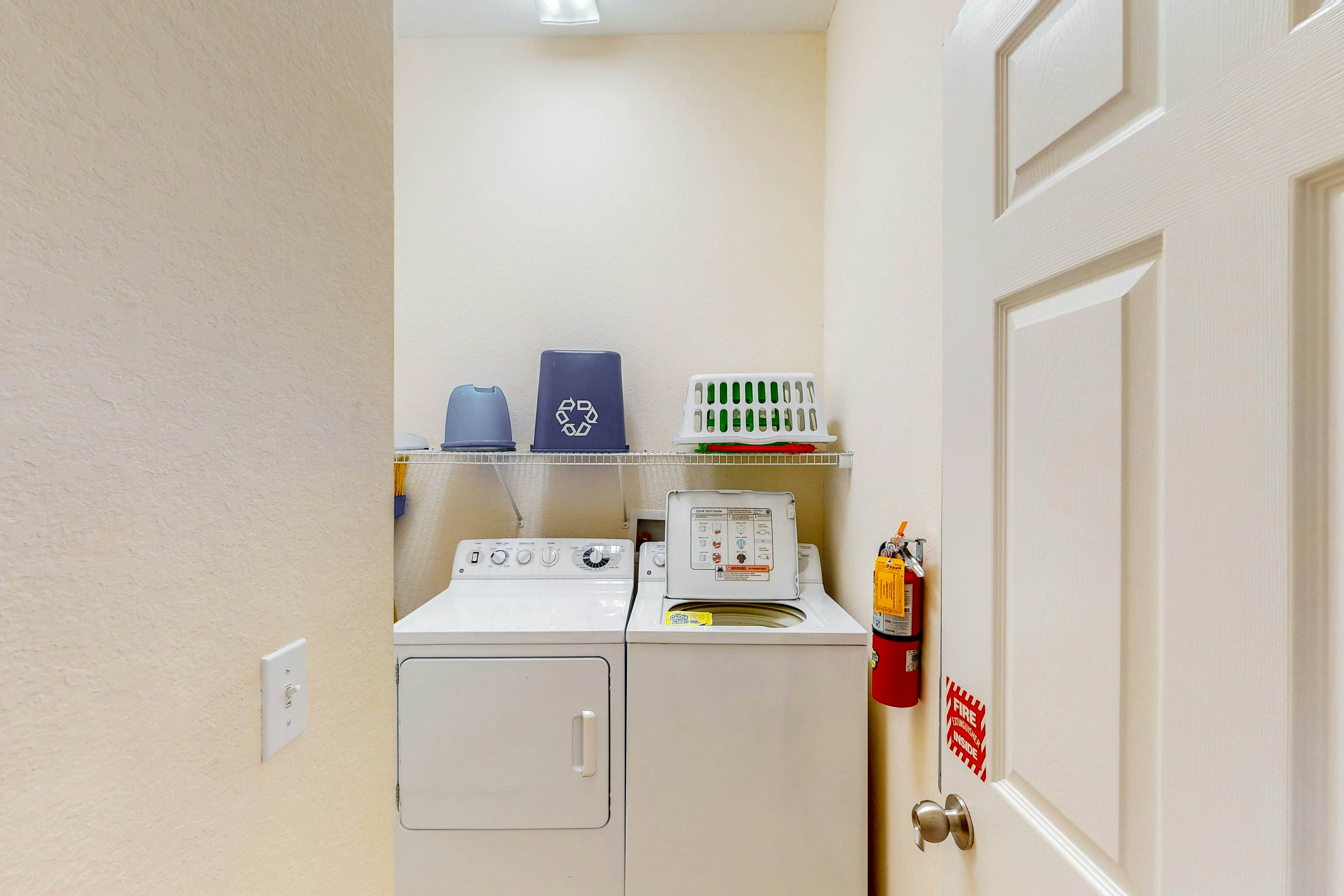 5th floor condo w/ shared pools, balcony, gym, hot tub, sauna, near theme parks