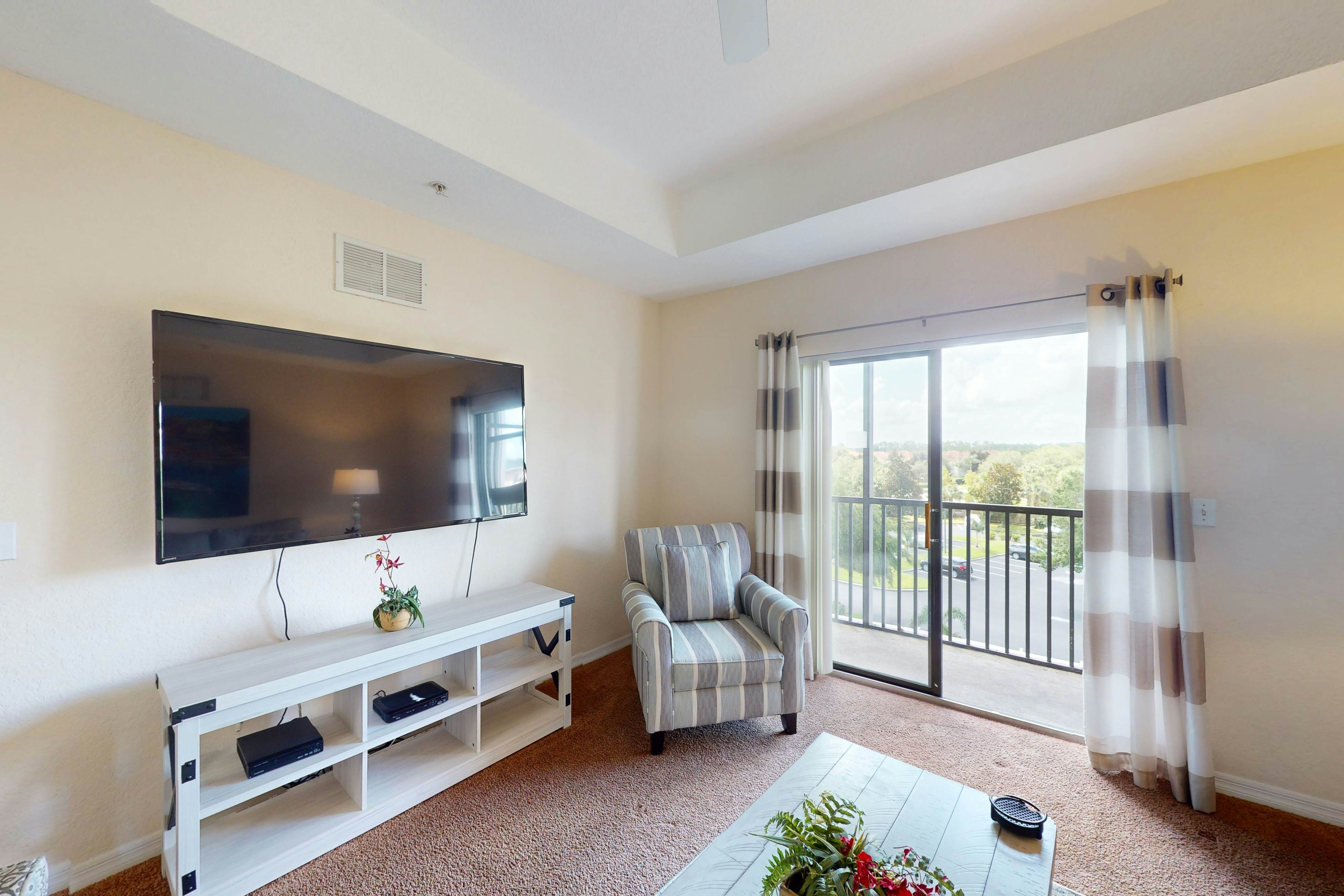 4th floor condo w/ shared pools, hot tub, gym, balcony, sauna, near theme parks