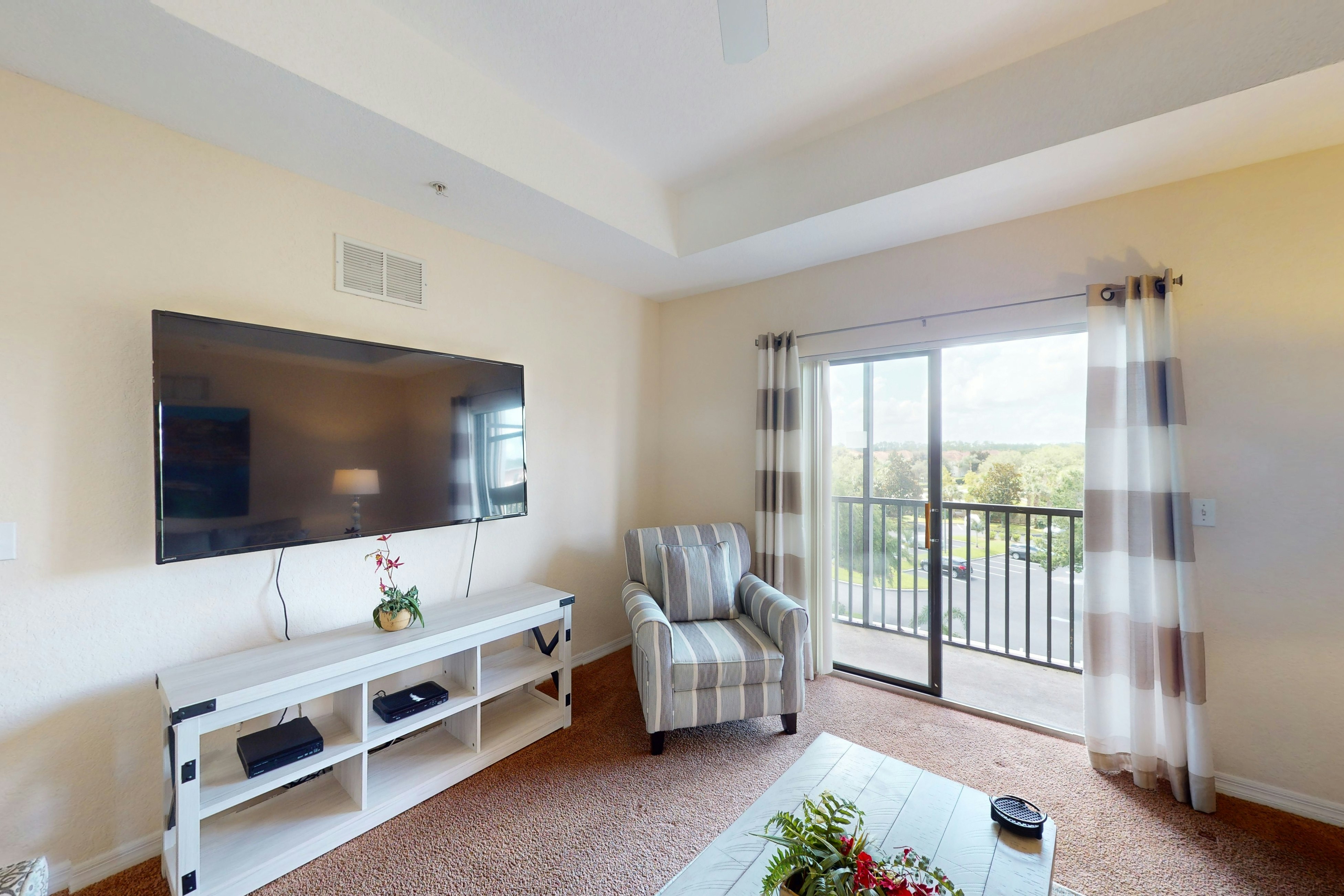 4th floor condo w/ shared pools, hot tub, gym, balcony, sauna, near theme parks