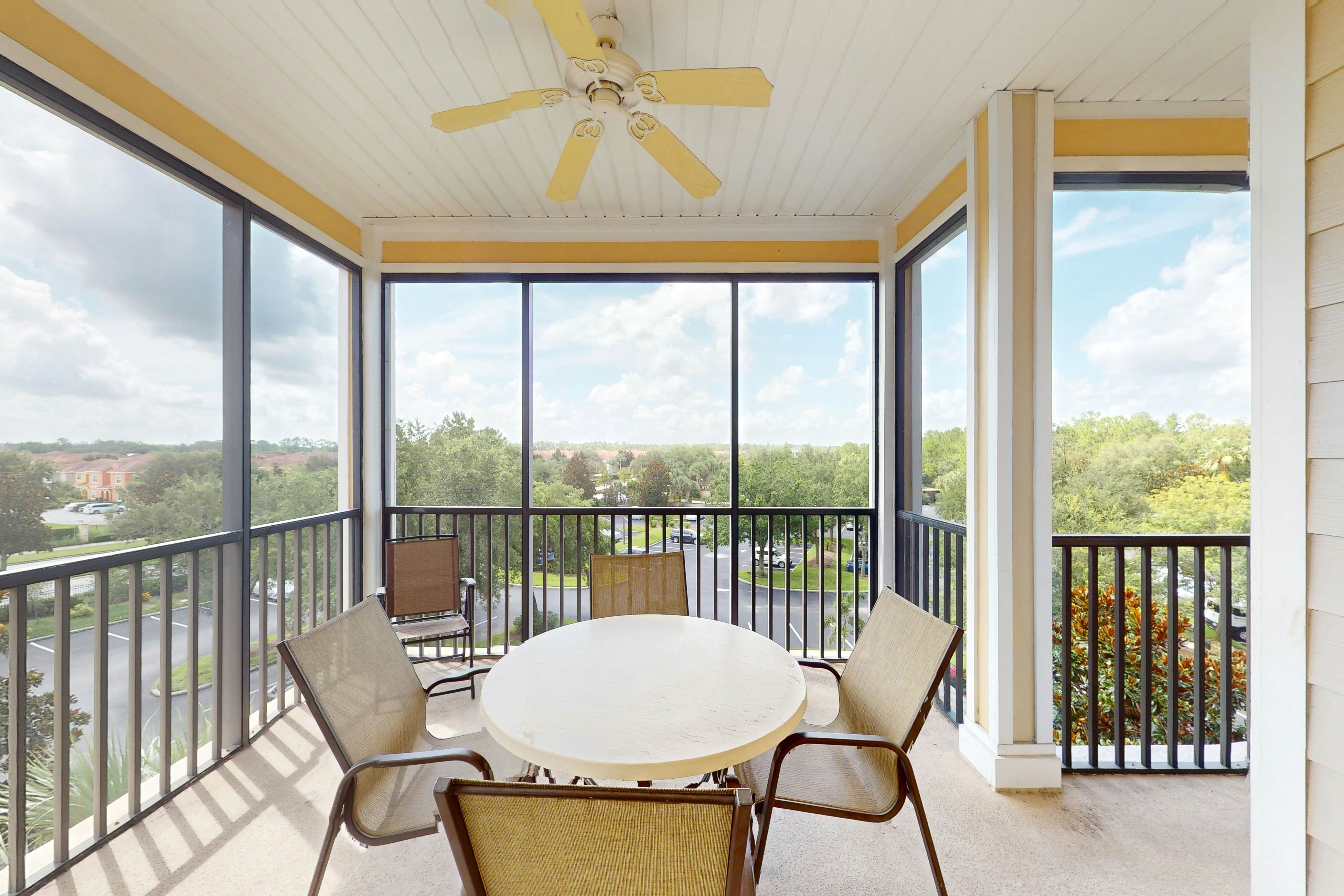 4th floor condo w/ shared pools, hot tub, gym, balcony, sauna, near theme parks