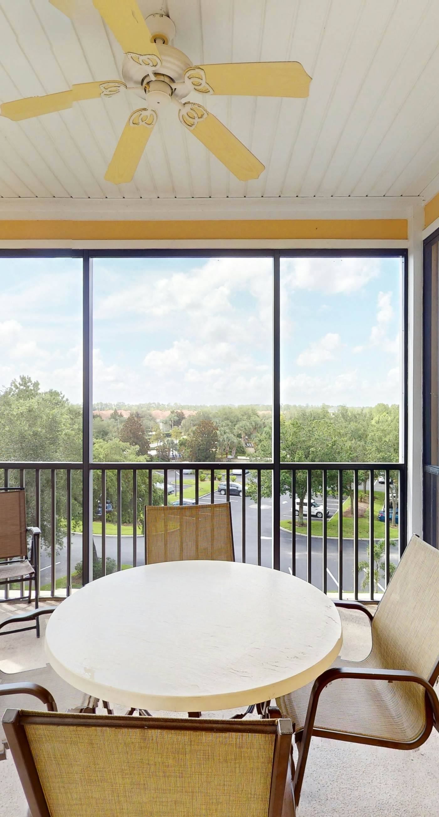 4th floor condo w/ shared pools, hot tub, gym, balcony, sauna, near theme parks