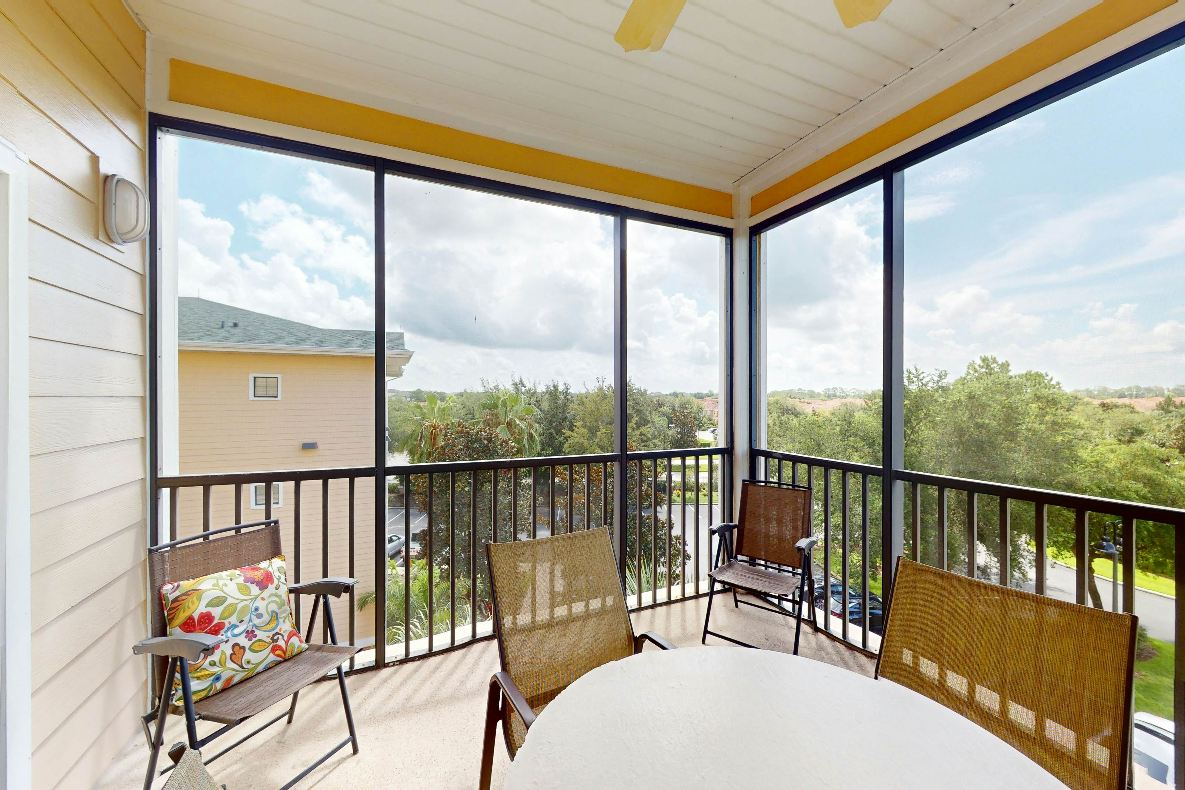 4th floor condo w/ shared pools, hot tub, gym, balcony, sauna, near theme parks