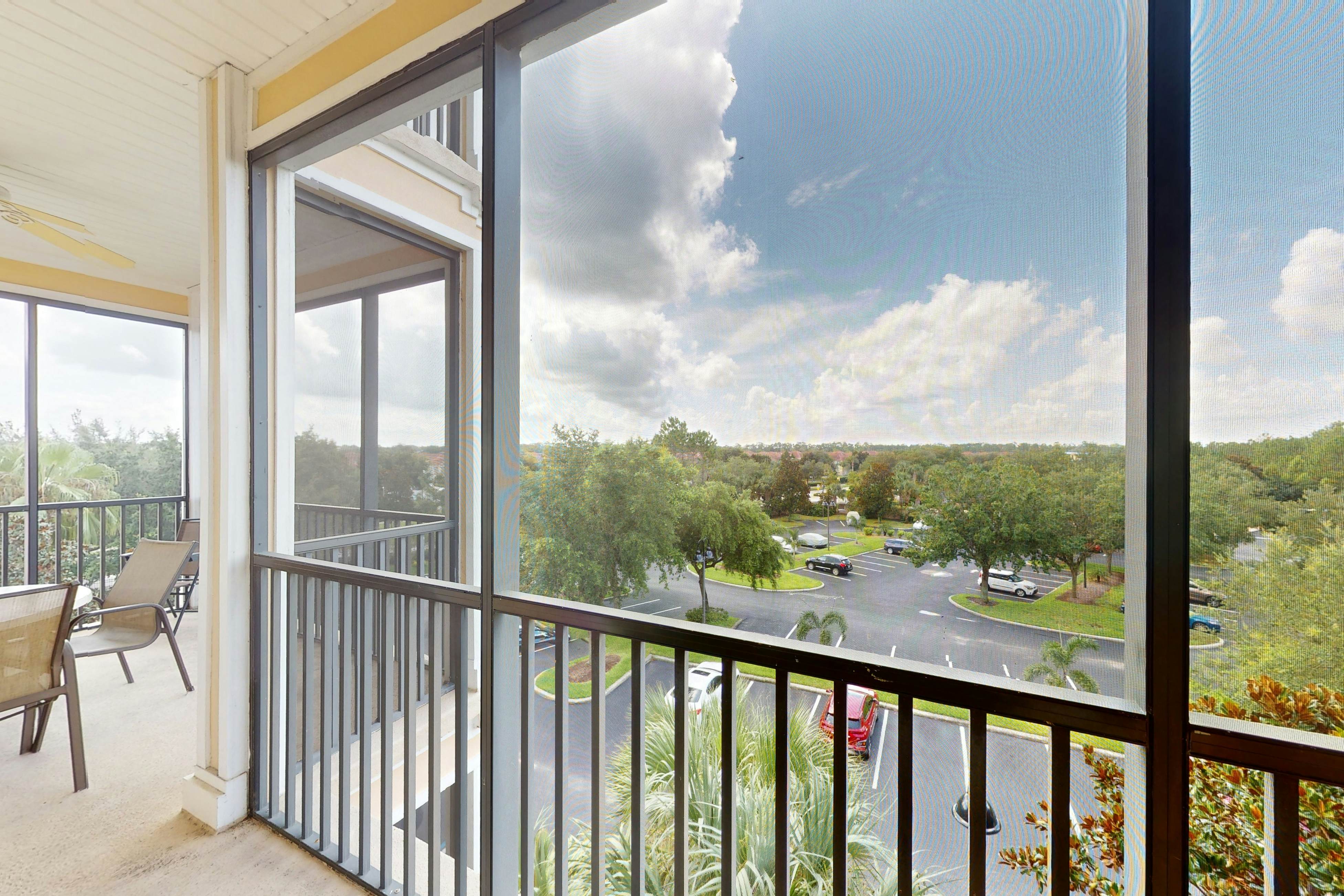 4th floor condo w/ shared pools, hot tub, gym, balcony, sauna, near theme parks