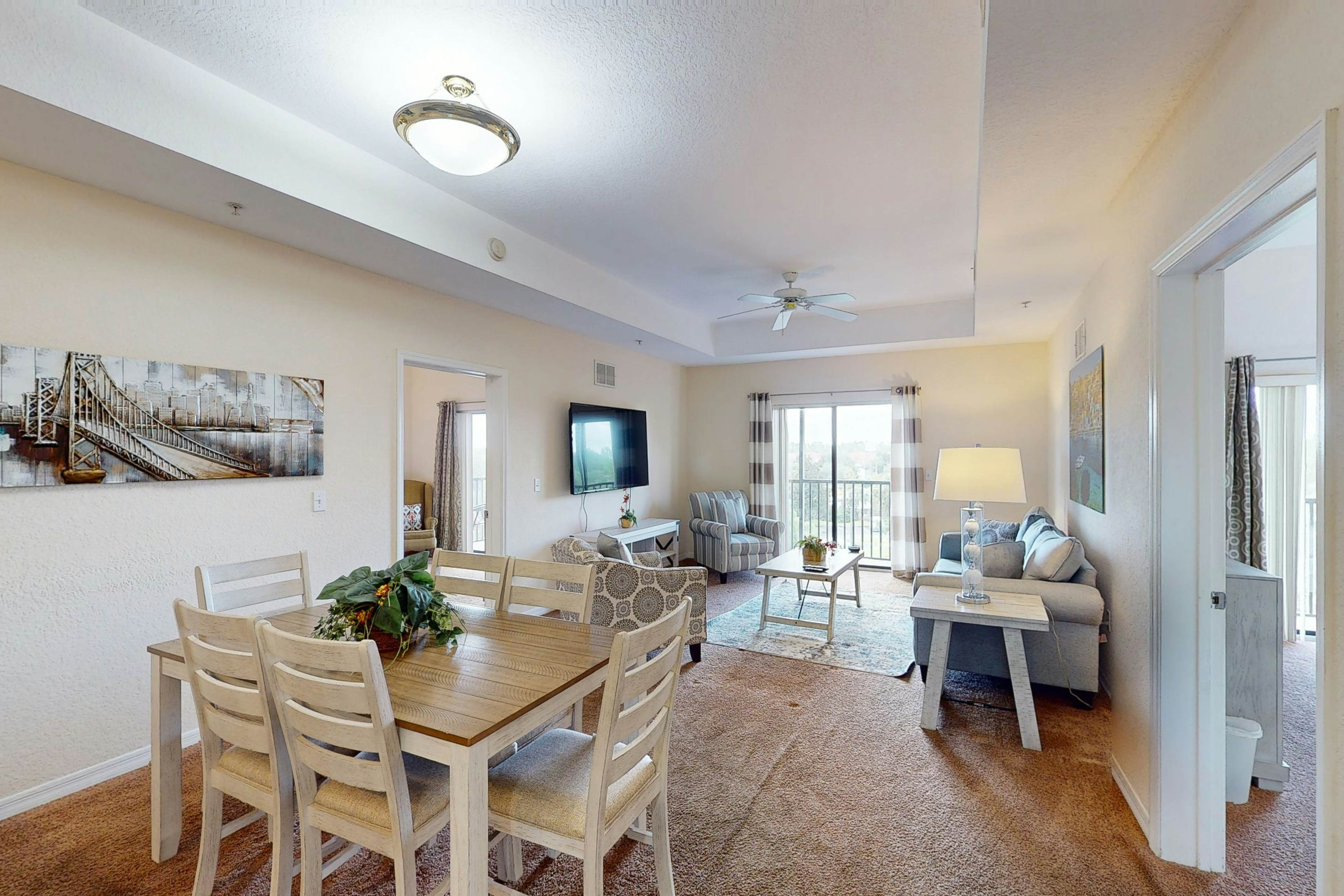 4th floor condo w/ shared pools, hot tub, gym, balcony, sauna, near theme parks