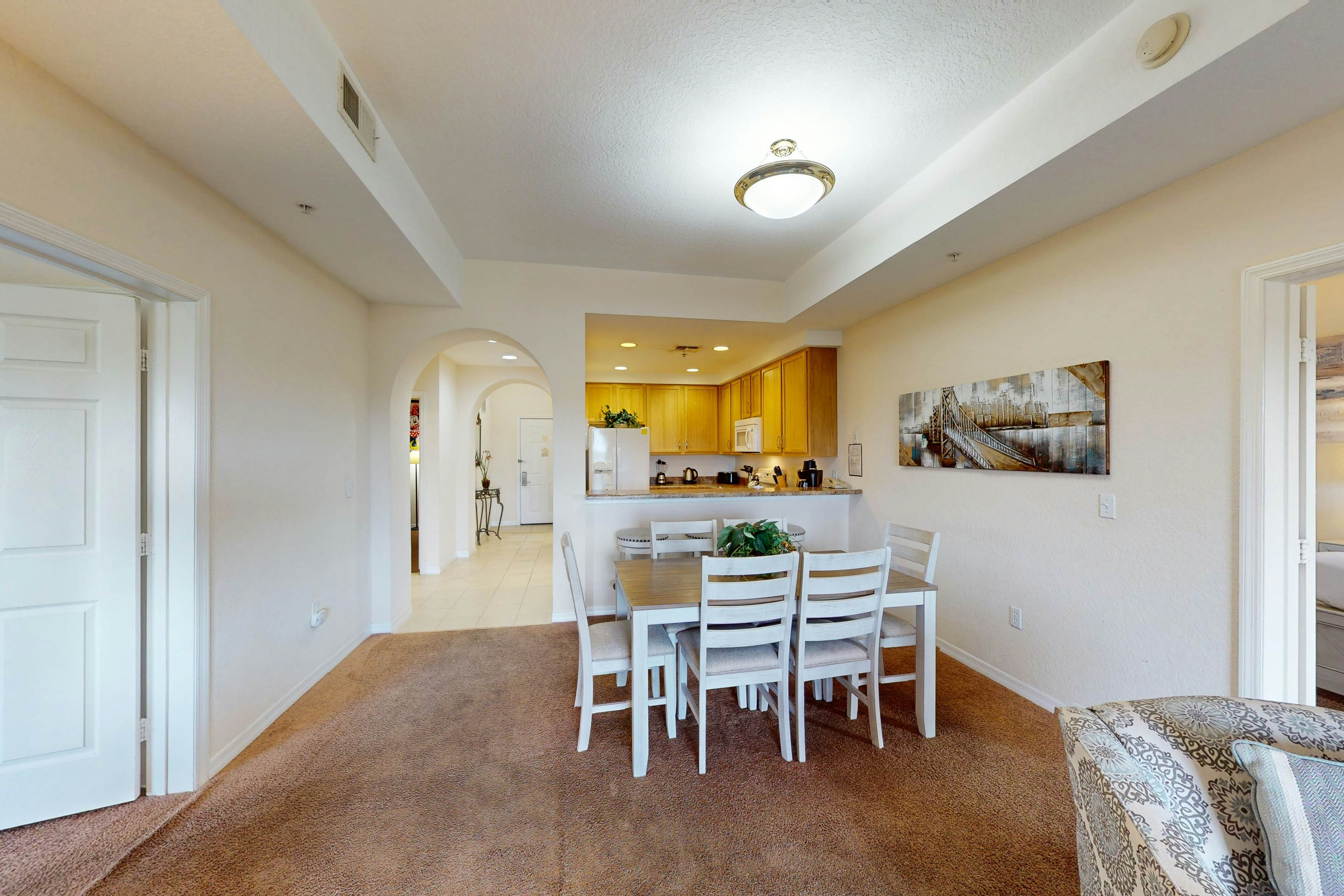 4th floor condo w/ shared pools, hot tub, gym, balcony, sauna, near theme parks