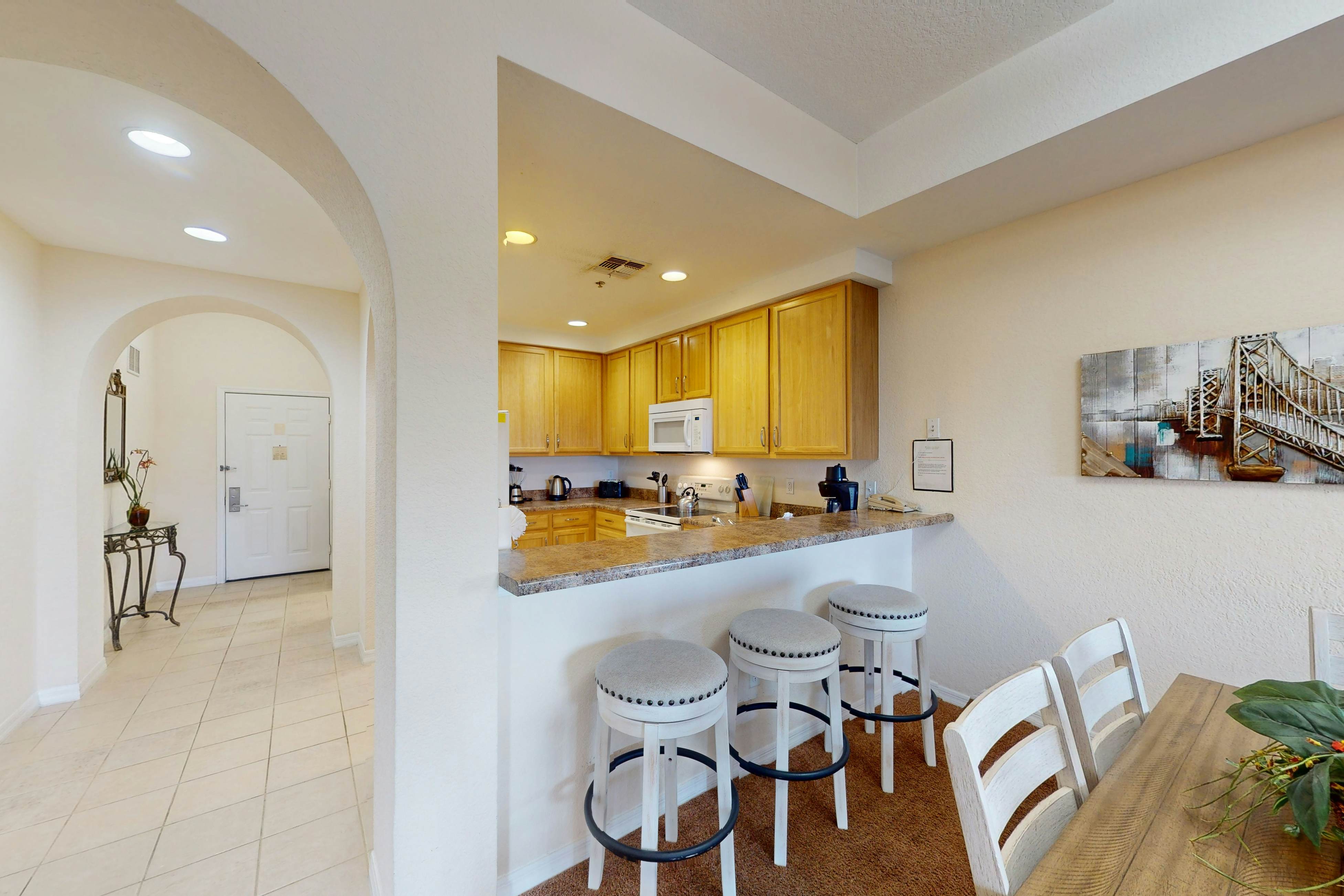 4th floor condo w/ shared pools, hot tub, gym, balcony, sauna, near theme parks