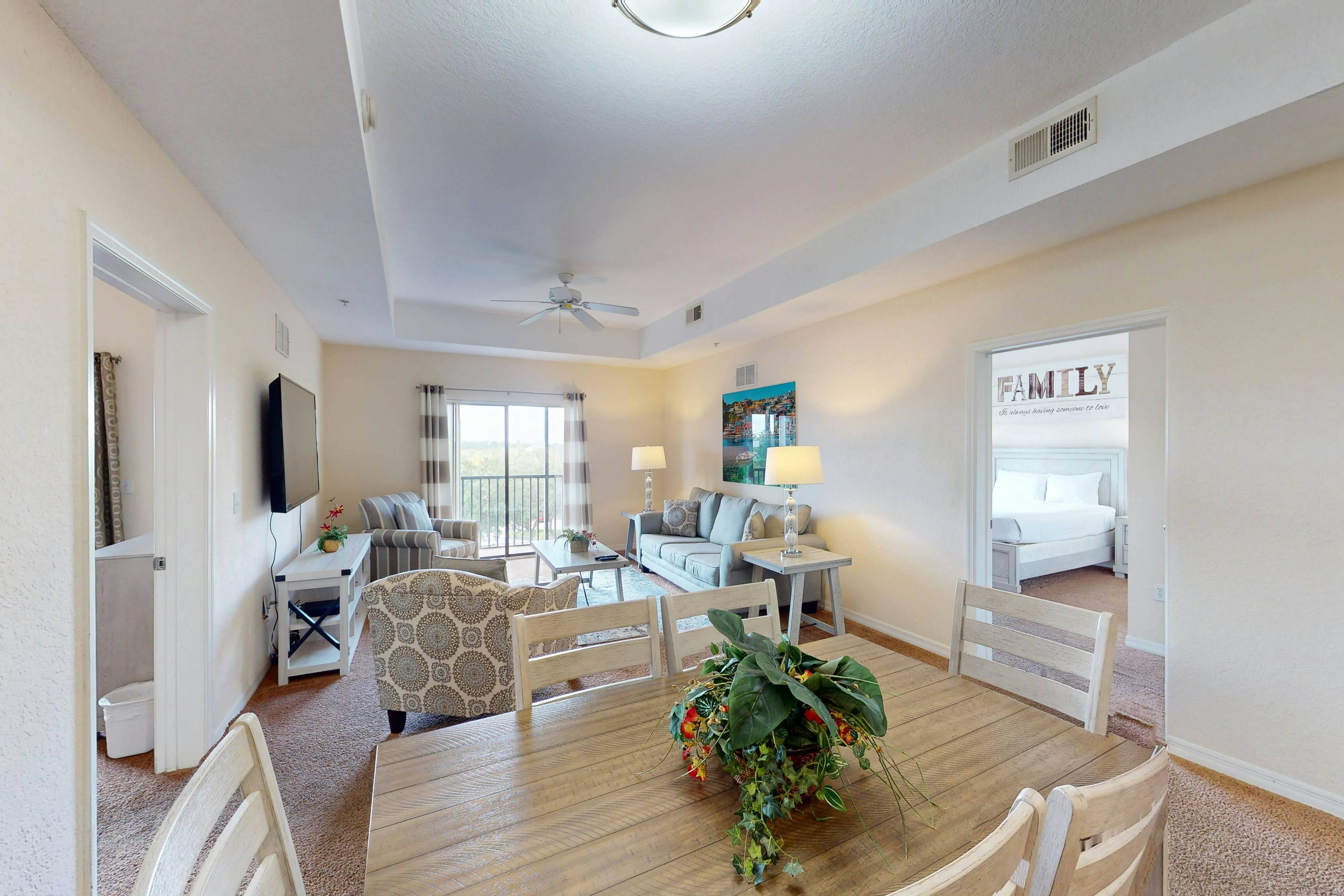 4th floor condo w/ shared pools, hot tub, gym, balcony, sauna, near theme parks