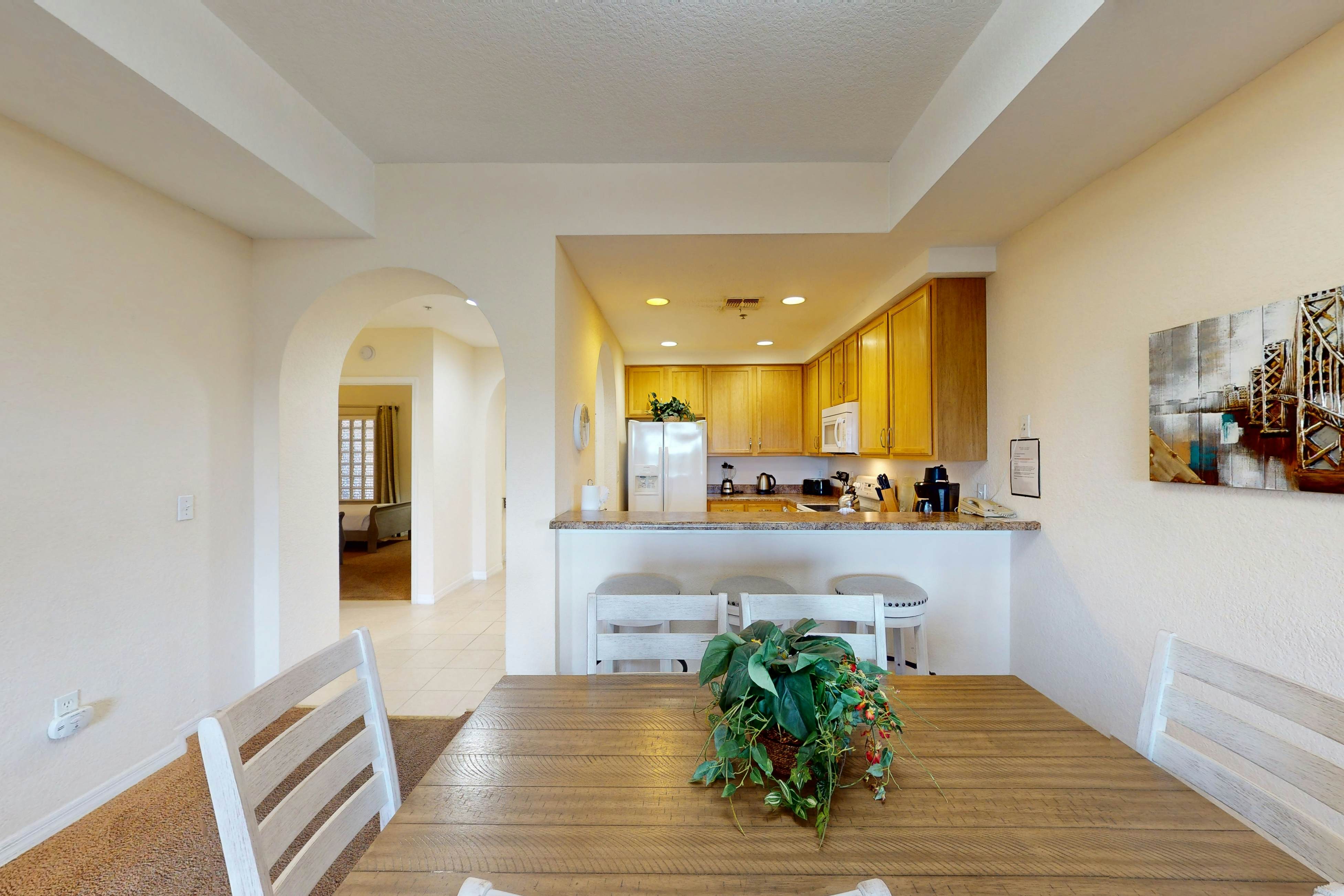 4th floor condo w/ shared pools, hot tub, gym, balcony, sauna, near theme parks