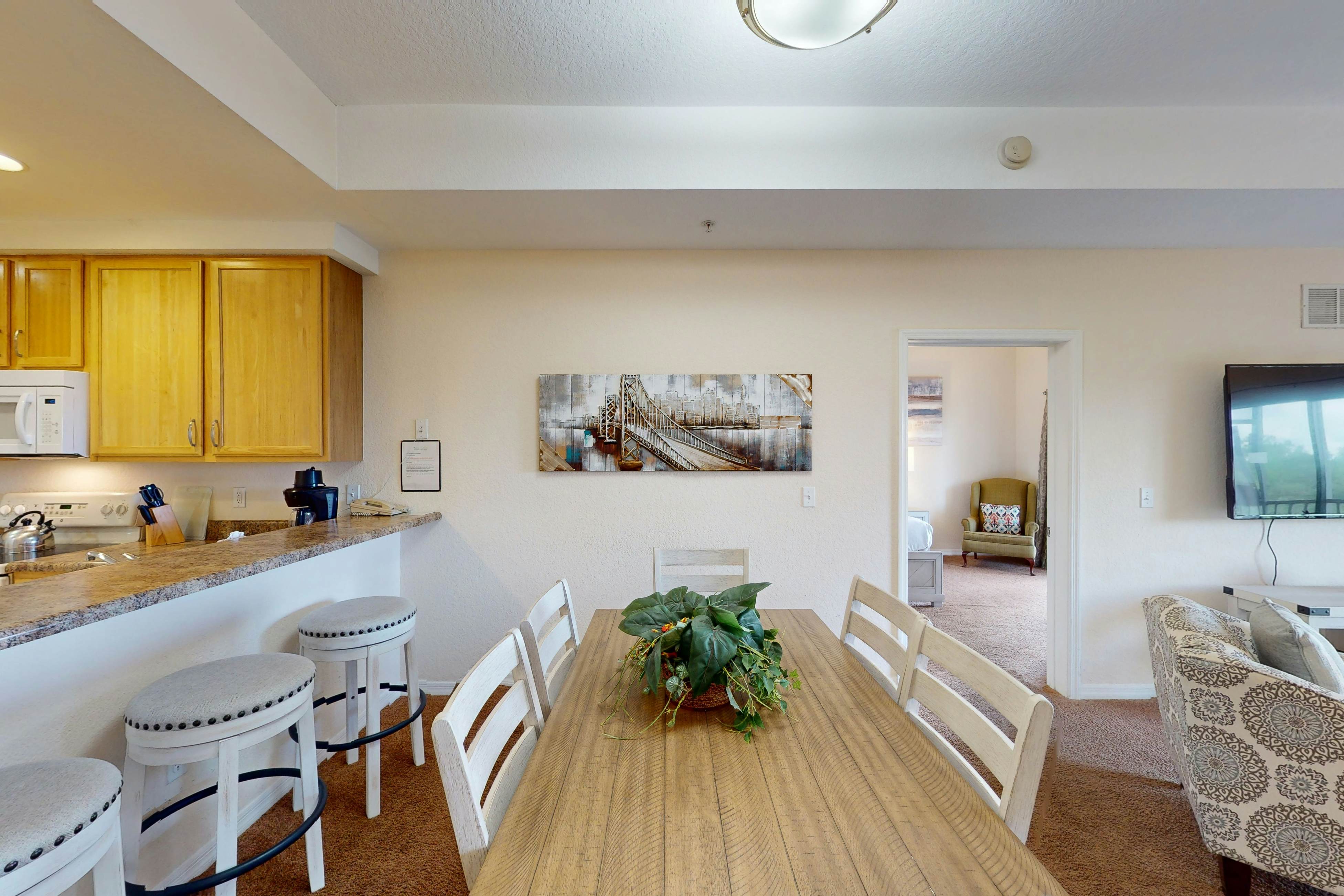 4th floor condo w/ shared pools, hot tub, gym, balcony, sauna, near theme parks